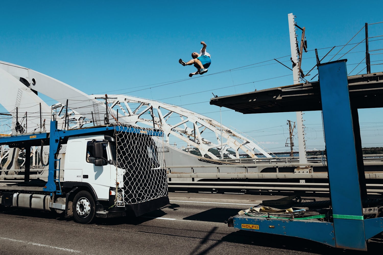 Freerunning Alexander Titarenko Moving Trucks Video