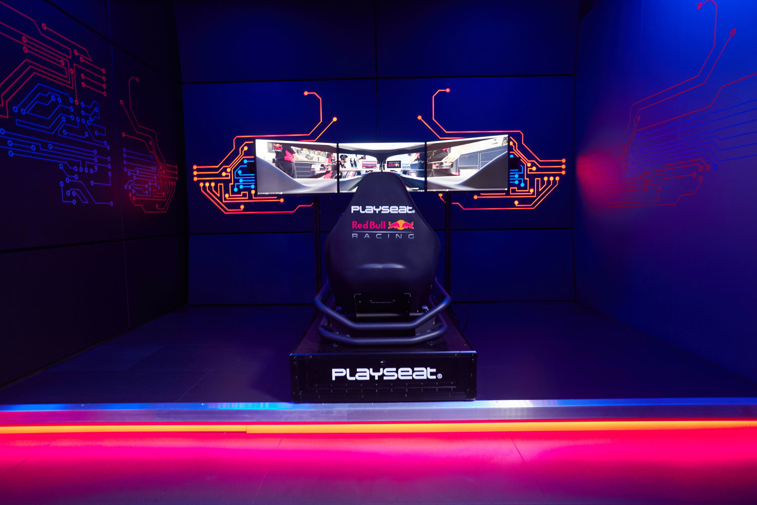 Den sandsynlige værtinde Motley Red Bull Racing Esports Partners With Playseat®