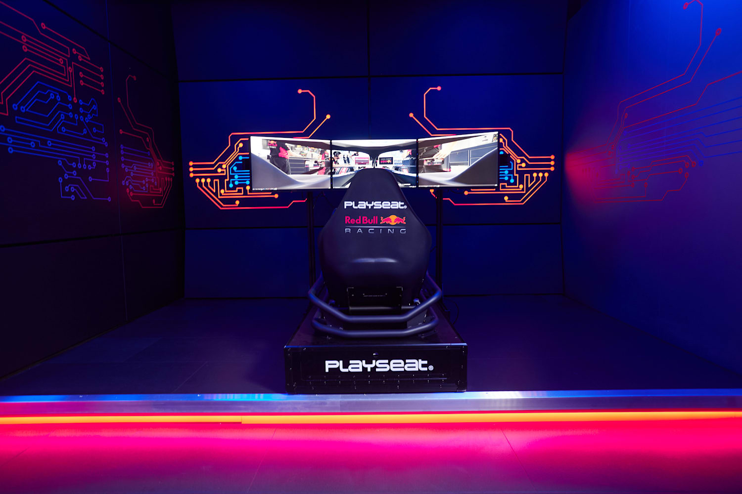 Den sandsynlige værtinde Motley Red Bull Racing Esports Partners With Playseat®