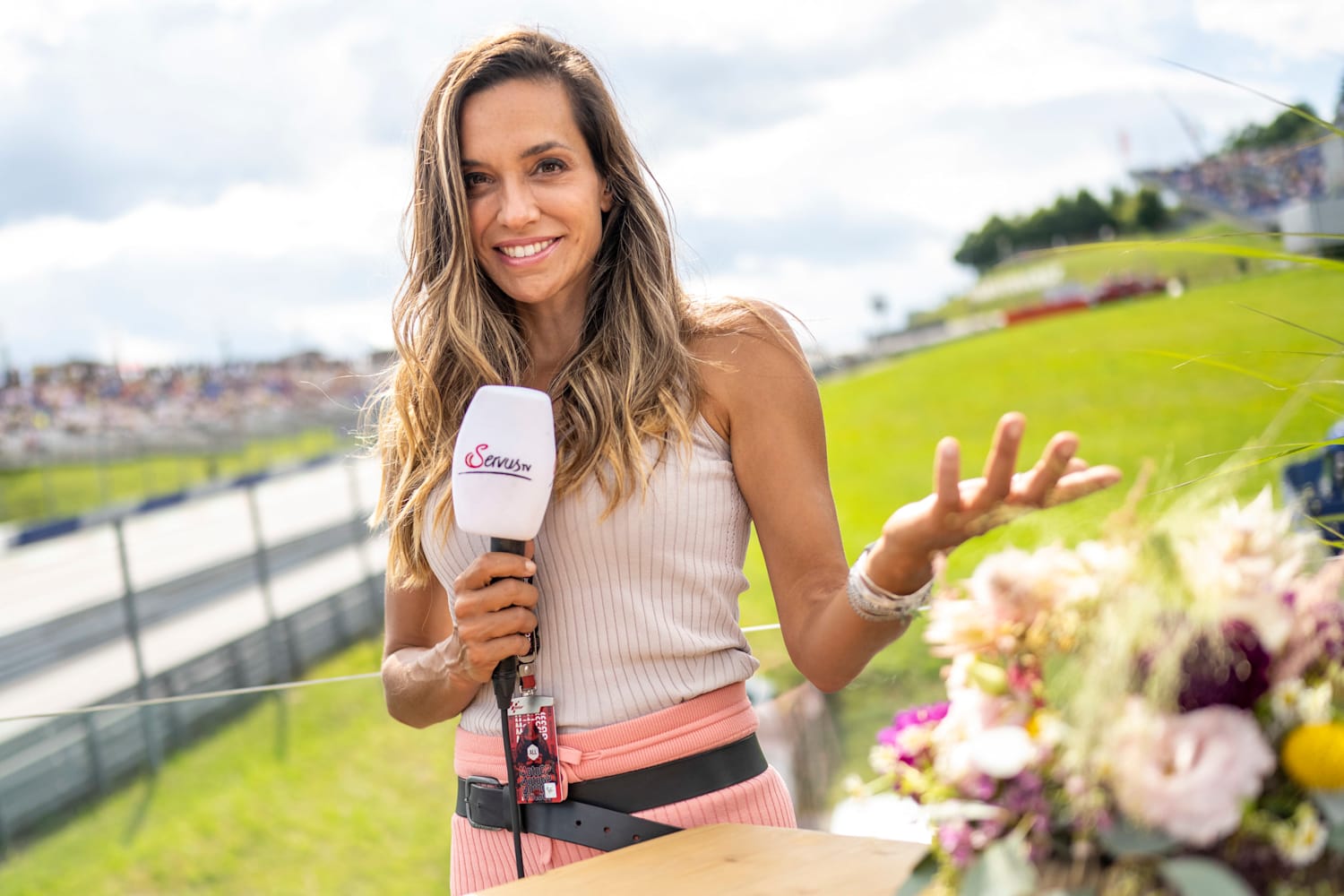 Racing und Feiern mit Style MotoGP und Formel 1 backstage