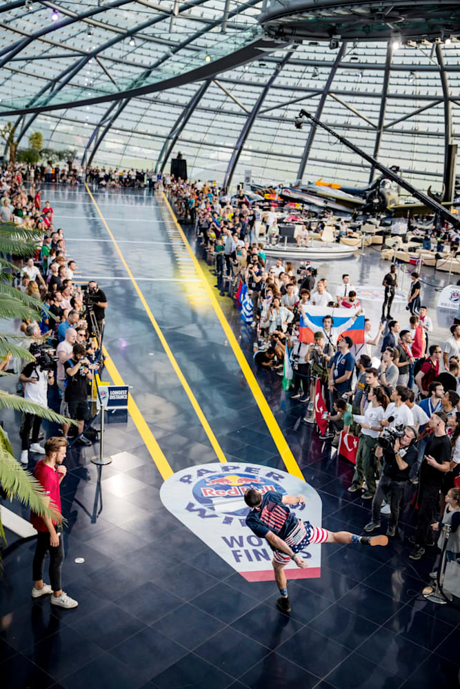 Anleitung zum Bau weit fliegender Papierflieger