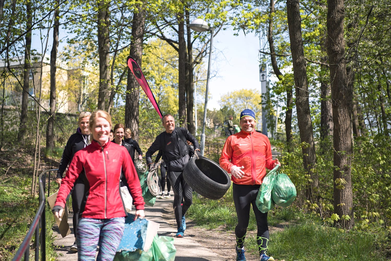 Erik AhlstrГ¶m litter picking pic