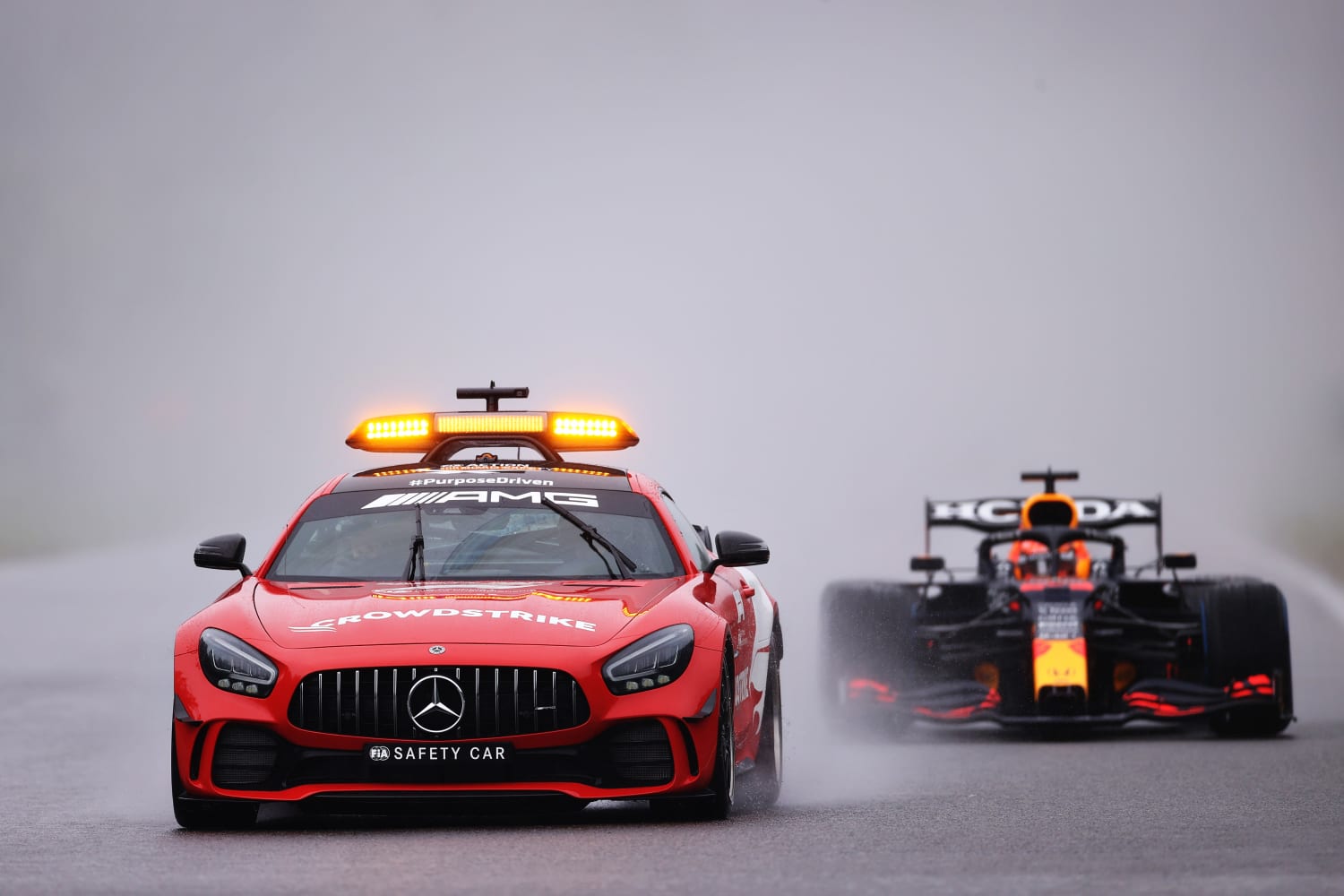 Pourquoi les voitures de F1 étincellent-elles ? Réponses aux