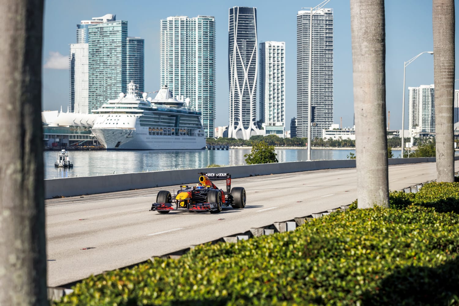 Sergio Perez fährt im F1-Wagen von New York nach Miami