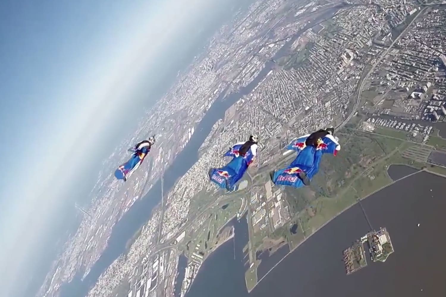 Miles Above ベースジャンプ ウイングスーツ飛行 スカイダイビング