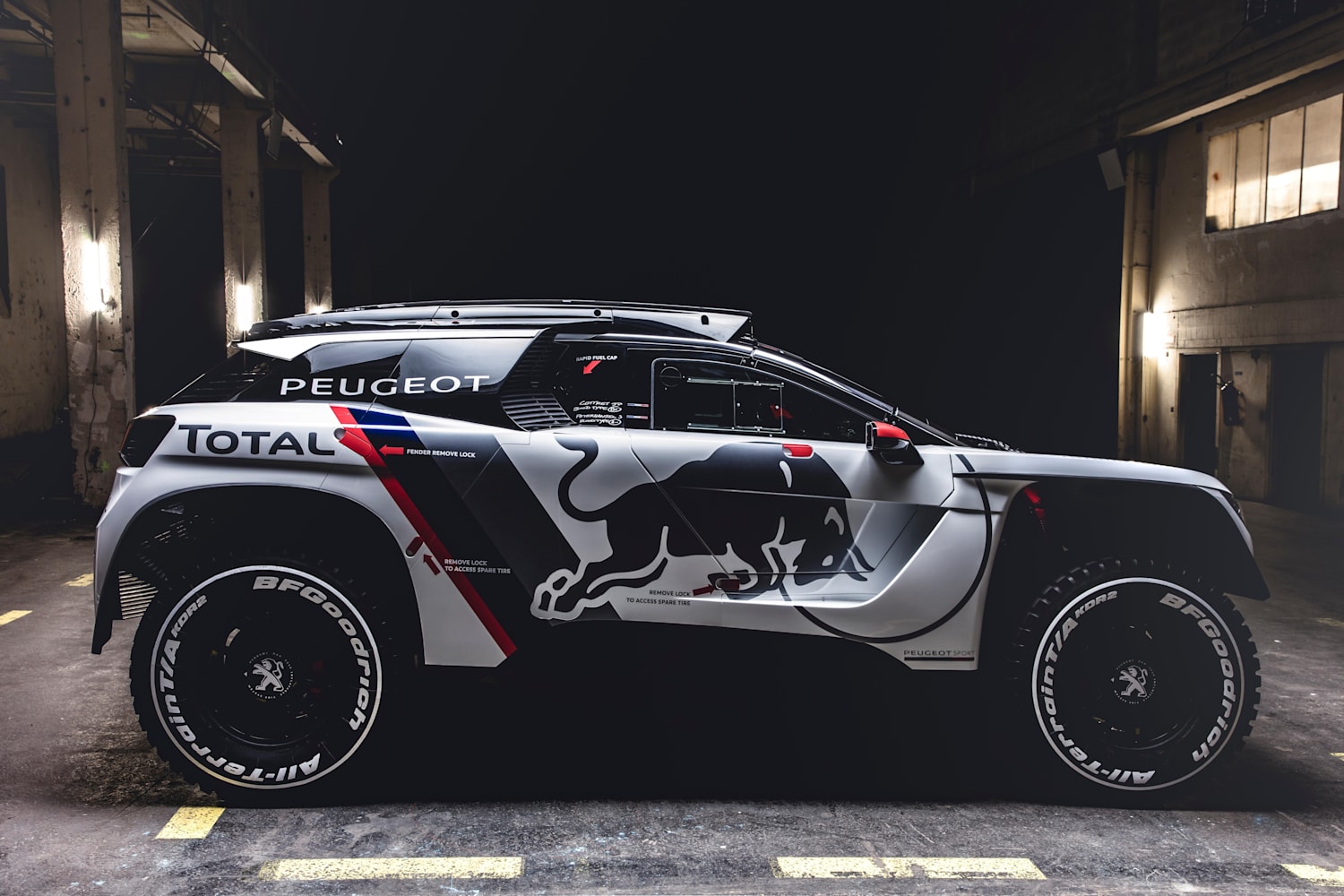 voiture radiocommandée peugeot 2008 red bull