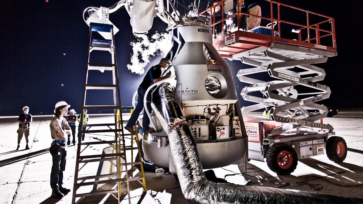 Red Bull Stratos : Capsule set to take off, image size:1500x844