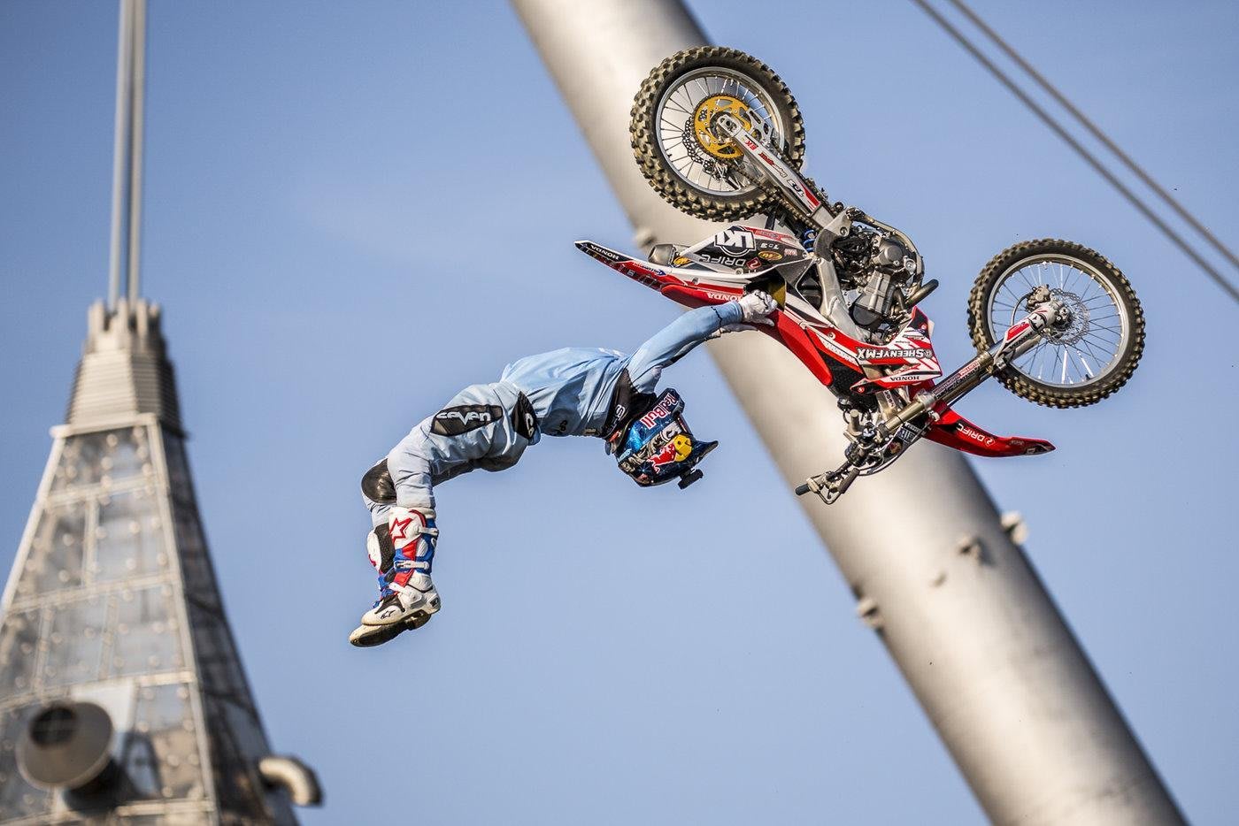 【トントン】MONTA x REDBULL フリースタイルフットボール