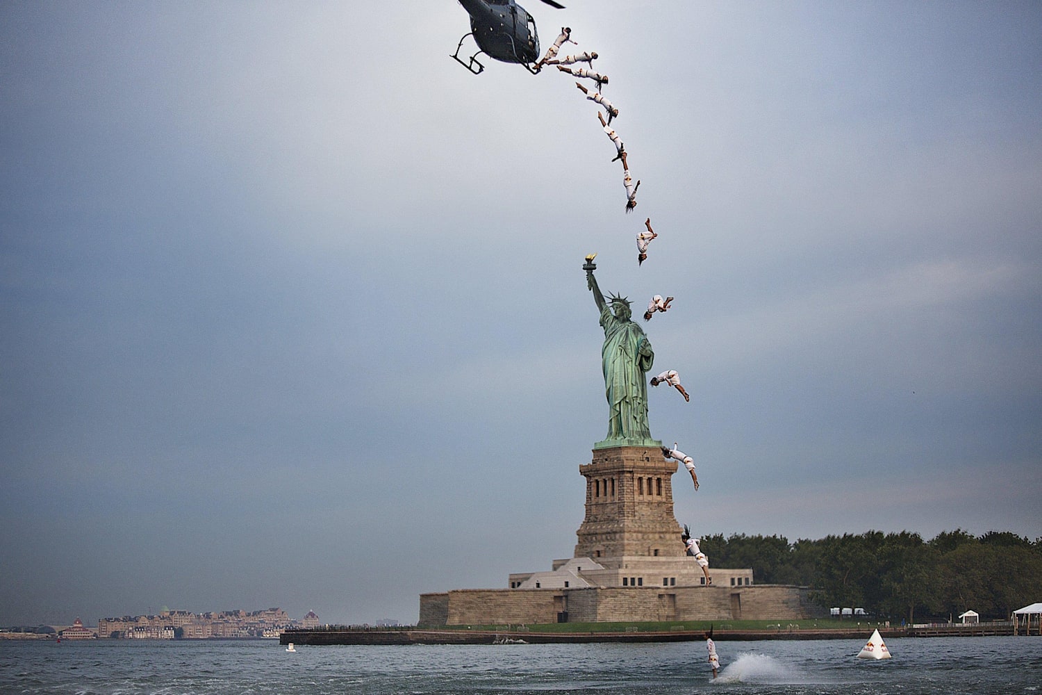 本州最速海開き。和歌山の白良浜海水浴場で高度20mのヘリから瞬息ダイブ。