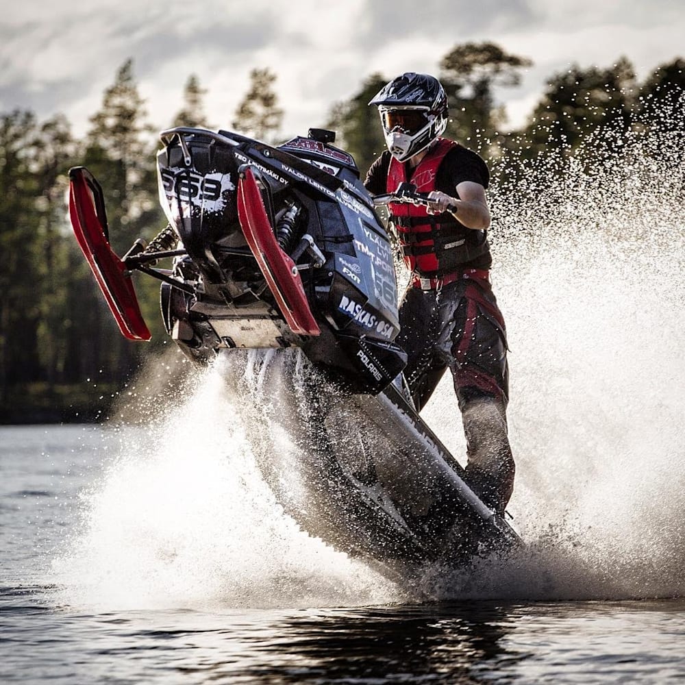 StuntFreaksTeam watercross snowmobile – Red Bull