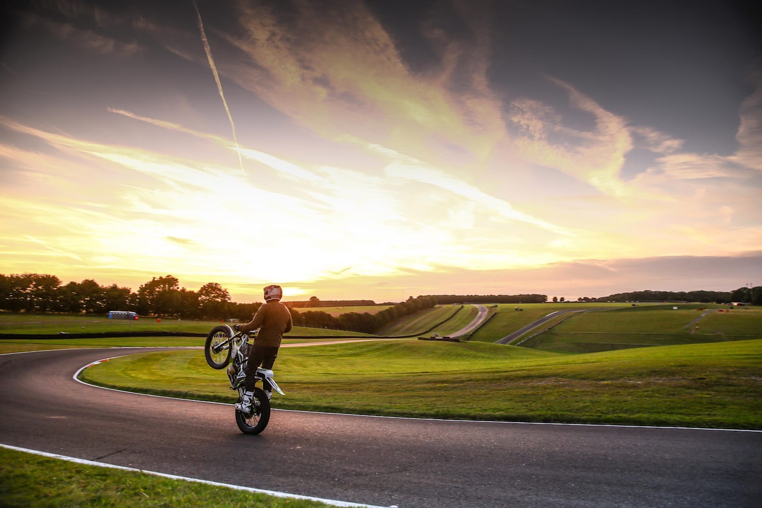 Trials bike wheelie outlet