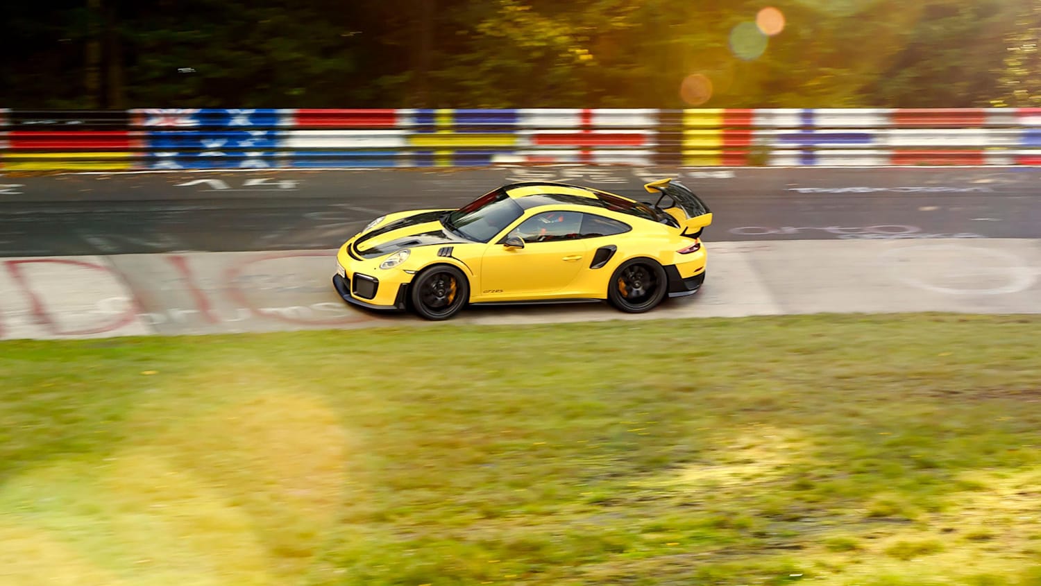 【Spark Model】Porsche GT2 RS Red Bull Spark 2019 Porsche GT2 RS Clubsport Red Bull Black/Red 1:18 Scale