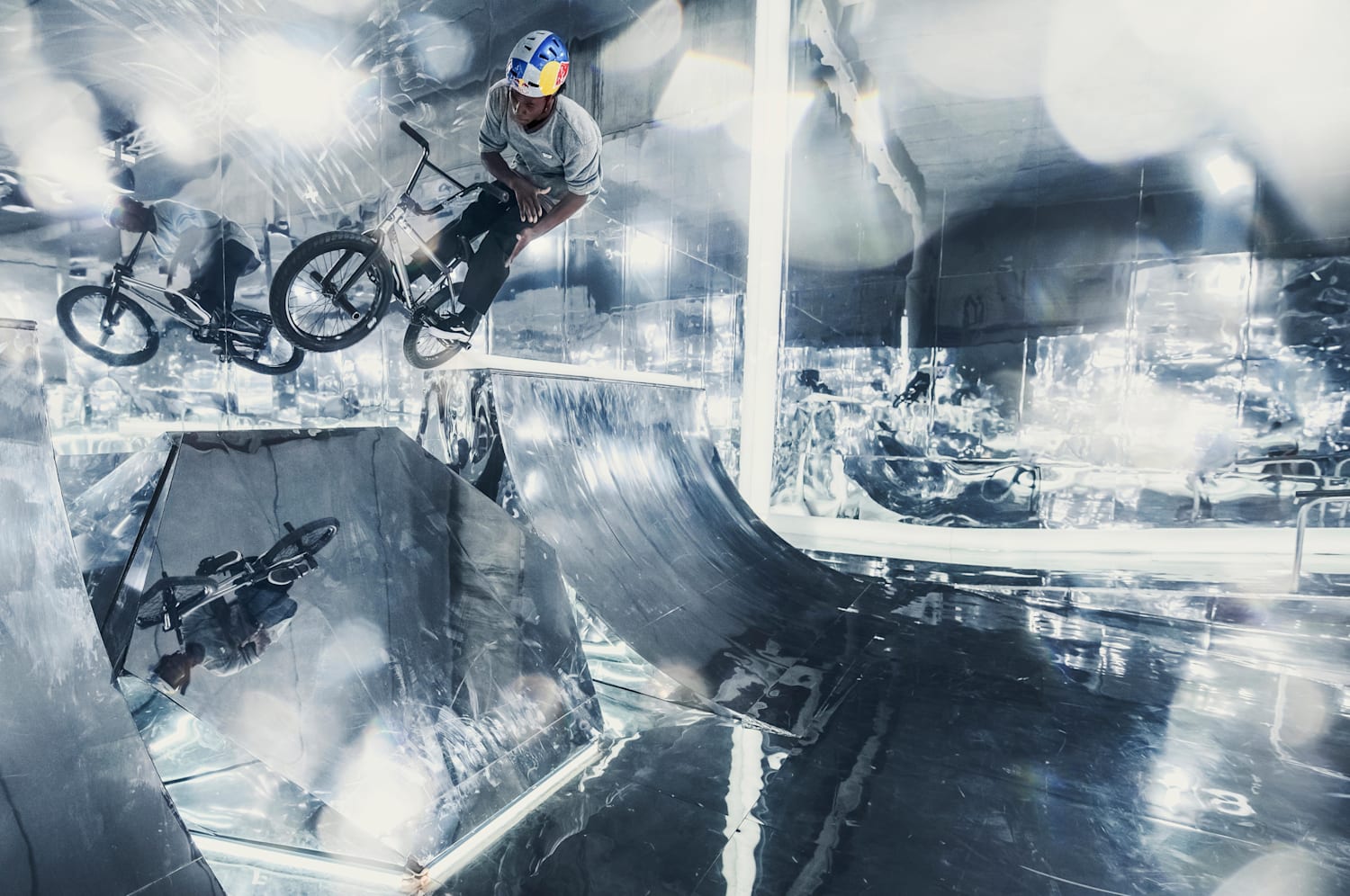 Courage Adams num parque de BMX coberto por espelhos