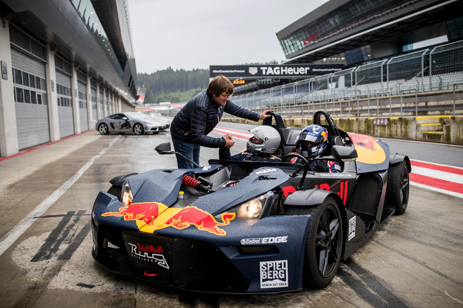 【F1限定品】Marshall ワイヤレスイヤホン　RedBull【お早めに】 F1限定品】Marshall ワイヤレスイヤホン RedBull - メルカリ