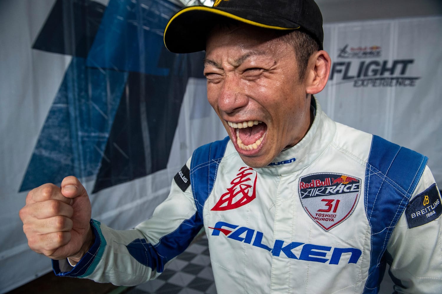 速報】室屋義秀、ラストレースにて見事優勝！｜レッドブル・エアレース