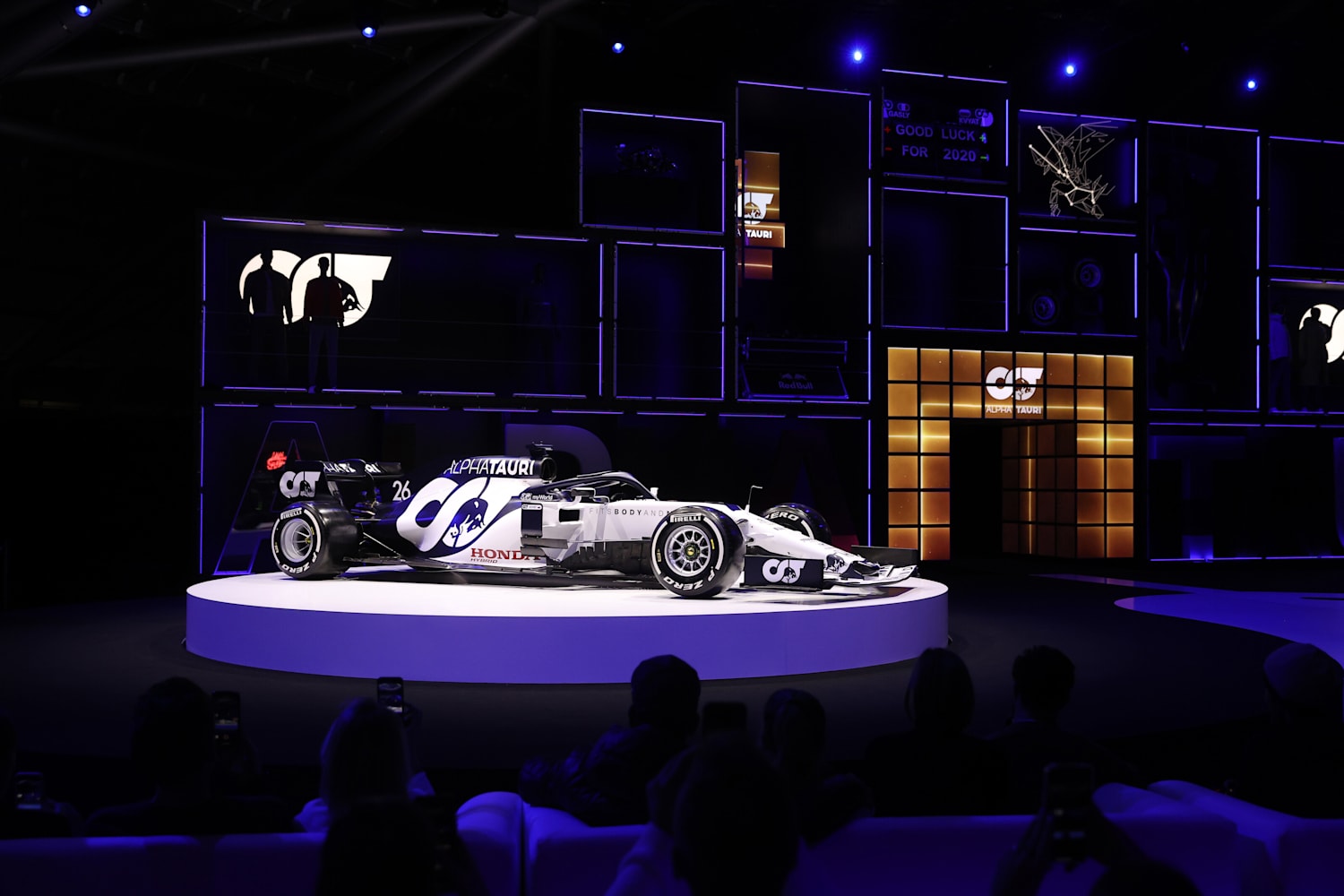 スクーデリア・アルファタウリ】2020シーズンの新型マシンAT01を スクーデリア・アルファタウリ】2020シーズンの新型マシンAT01を