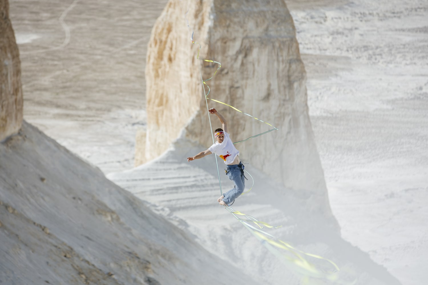 カザフスタンの太古の海 “ボスジラ” でスラックライン！ | スラック