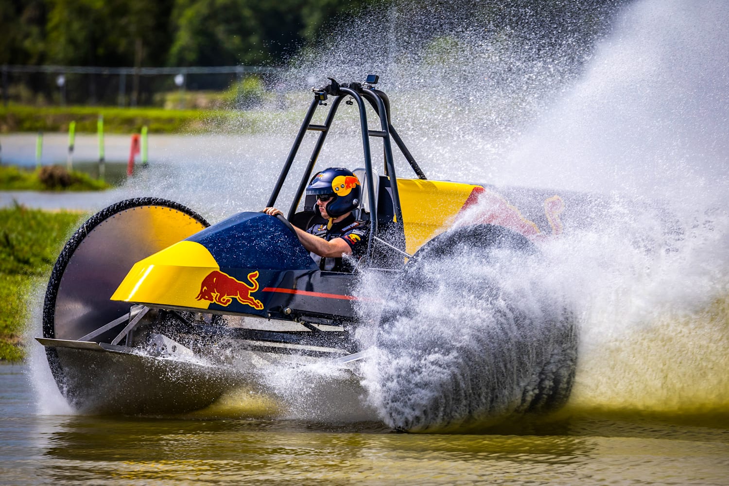 Swamp-Buggy-Racing: Verstappen vs. Tsunoda | Red Bull TV