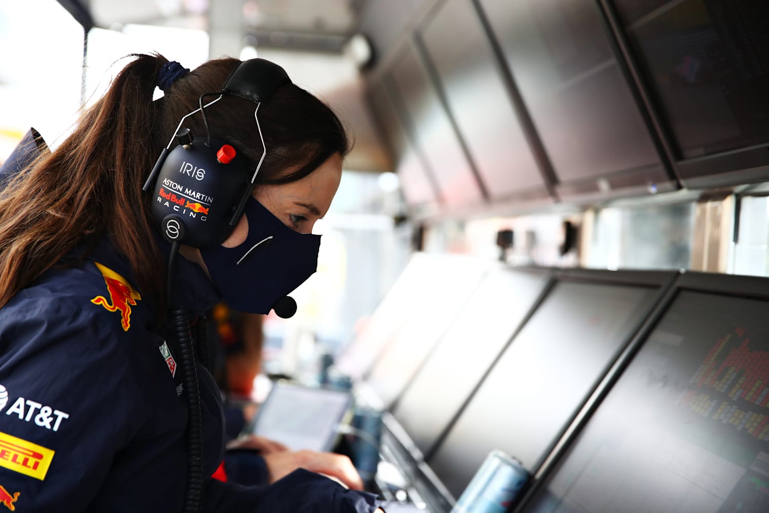 F1女性スタッフ オラクル・レッドブル・レーシング：レース戦略を支える女性ストラテジストを知る | F1 レッドブル