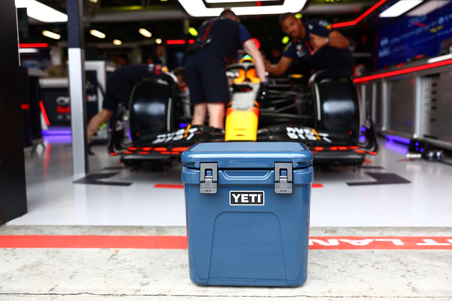 YETI ウォーターボトル F1 レーシングブルズYETI Rambler 36 oz Bottle