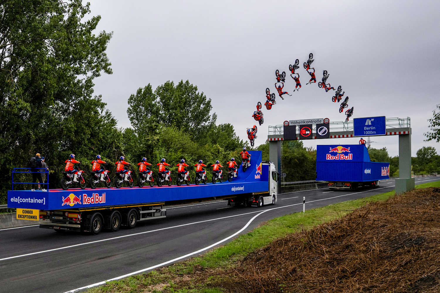 FMXライダーが走行するトラックからトラックへバックフリップ