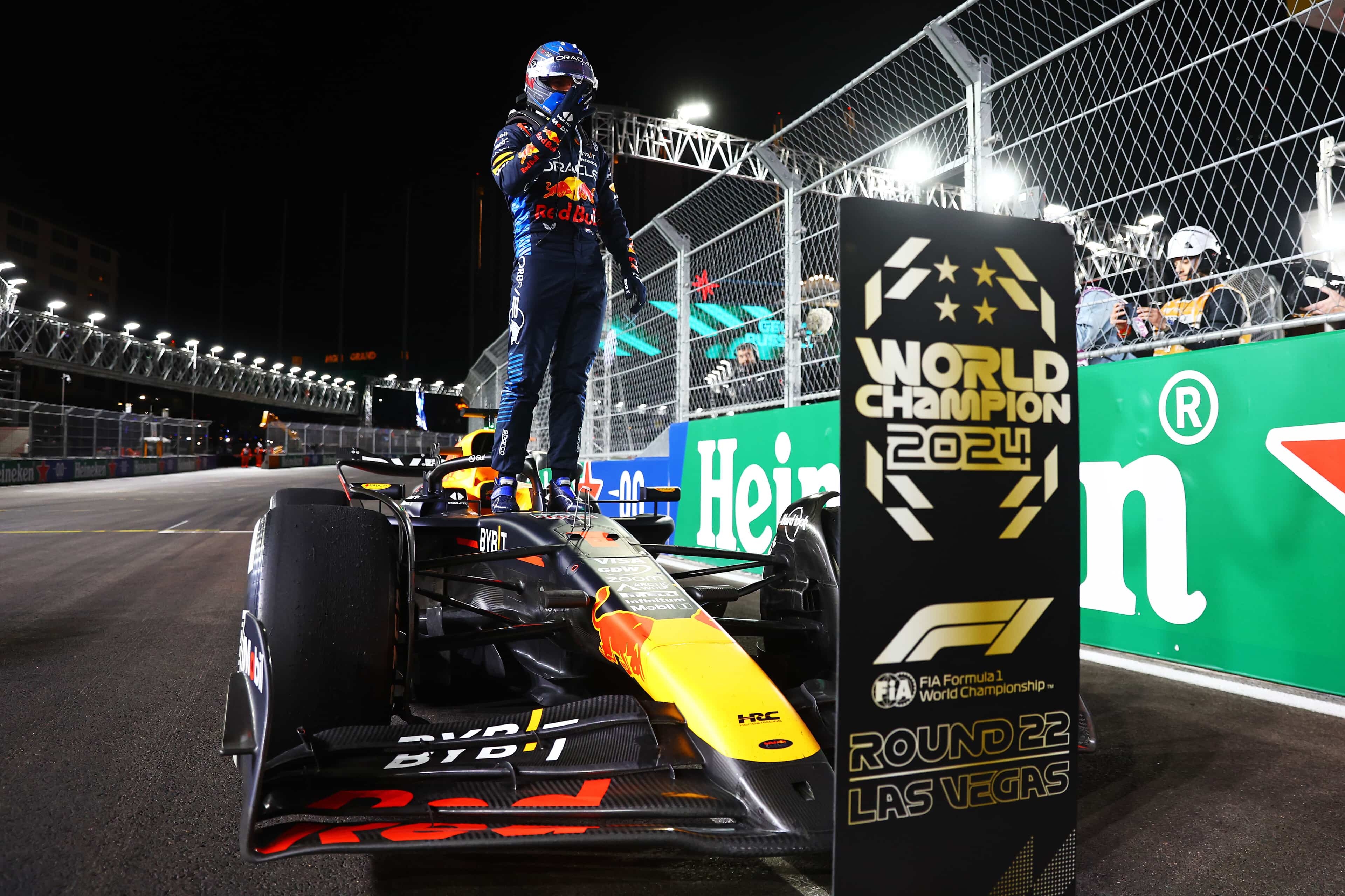 F1 World Drivers Champion Max Verstappen feiert seinen Sieg beim F1 Grand Prix of Las Vegas auf dem Las Vegas Strip Circuit am 23. November 2024