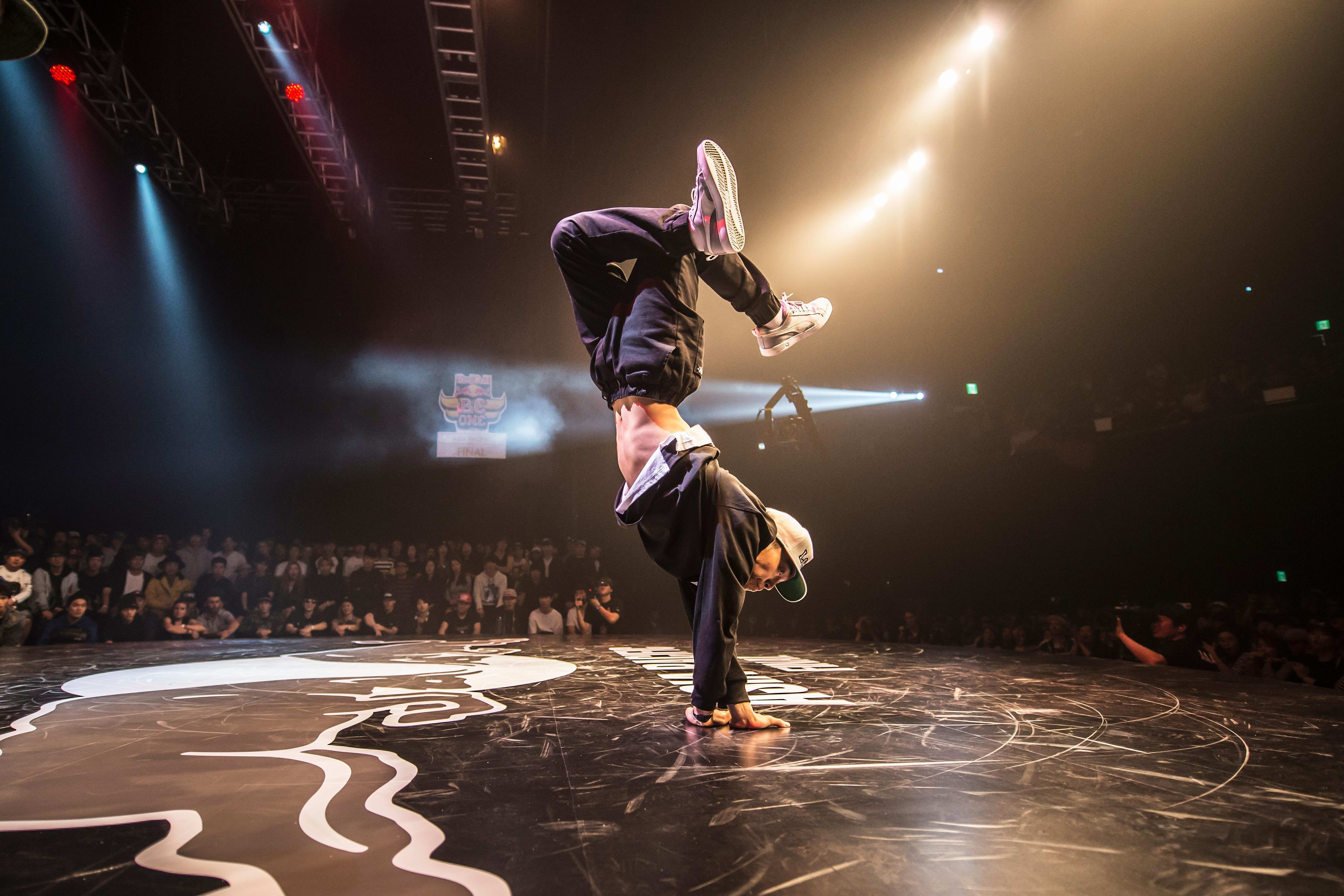 Брейк данс крутая песни. Bboy Issei. Би бой брейк данс. Red bull BC one 2022. Брейк данс Red bull.