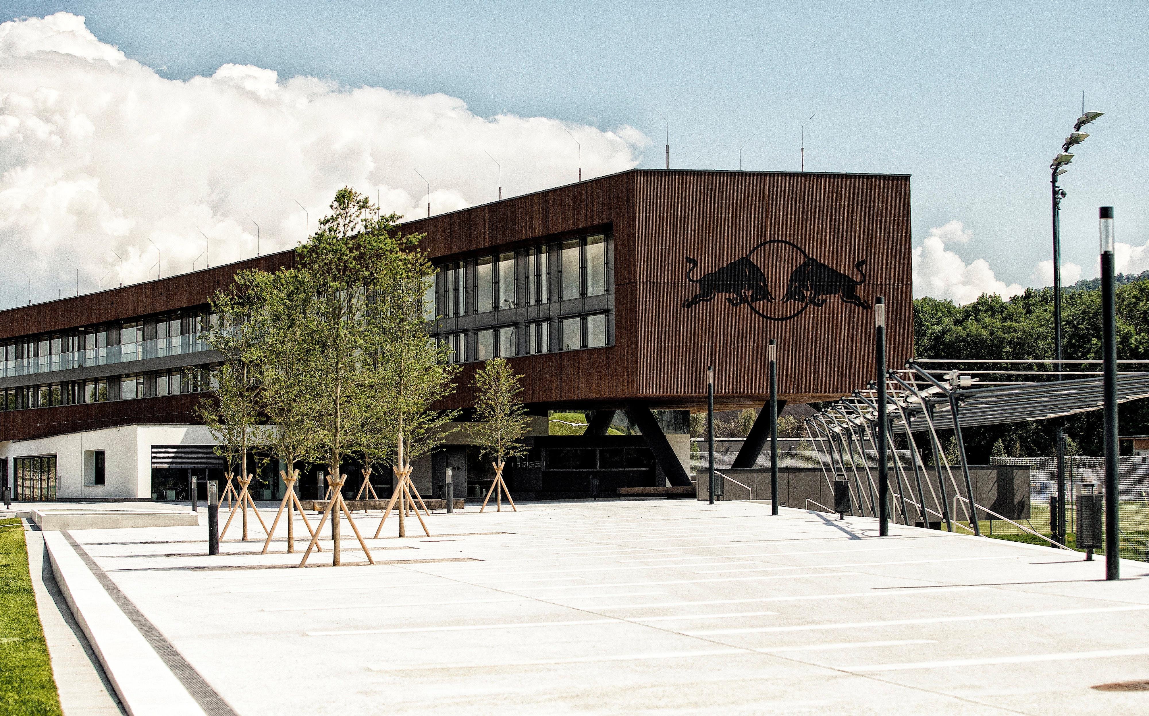 https://img.redbull.com/images/q_auto%2Cf_auto/redbullcom/2019/03/15/afdade02-bacf-4469-a4ae-619813621c1d/red-bull-salzburg-academy-rooms