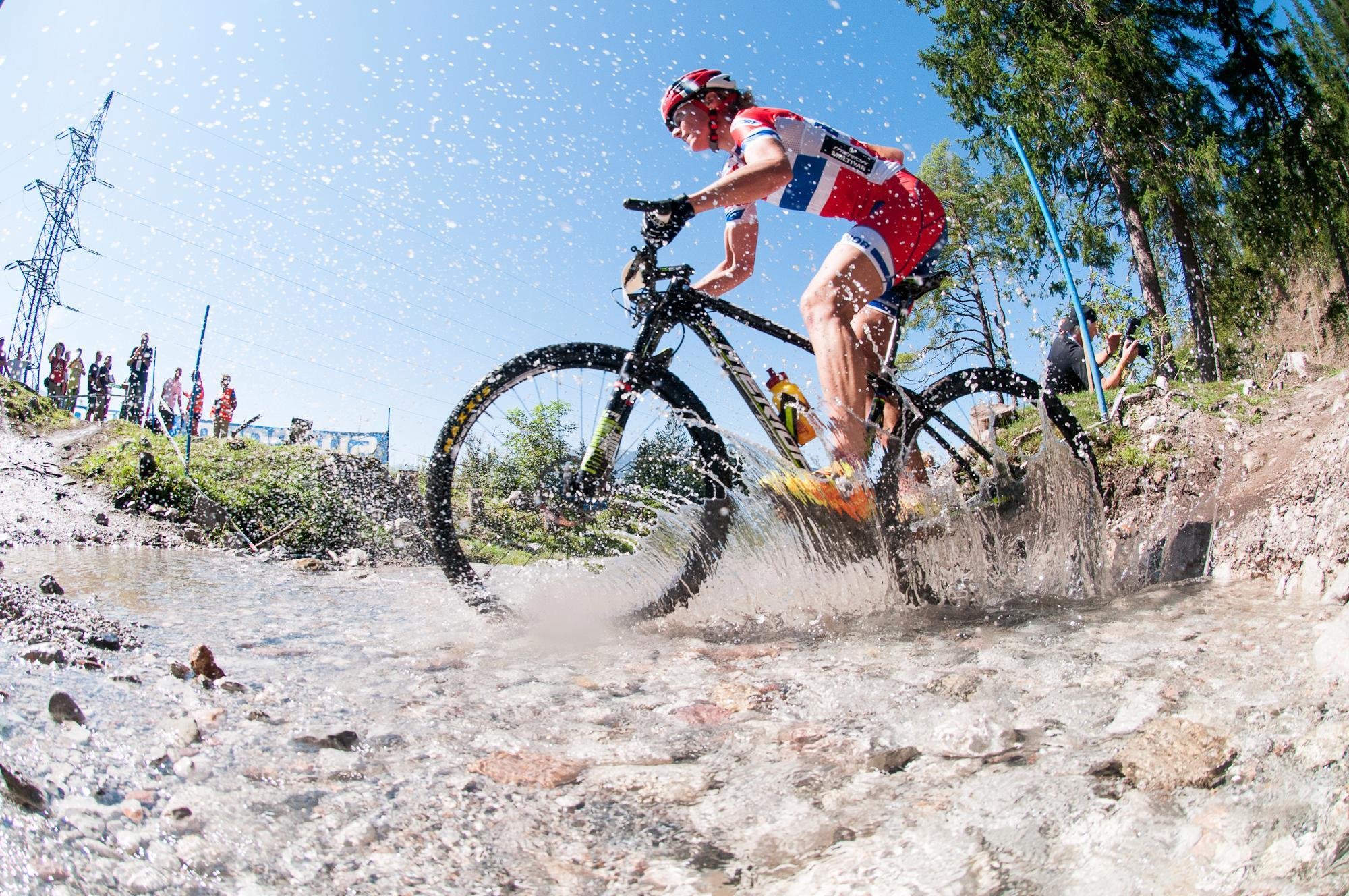 Cross country. МТБ Cross-Country. UCI Cross Country велосипеды. МТБ гонщики кросс Кантри в грязи. MTB Cross Country любительские соревнования.