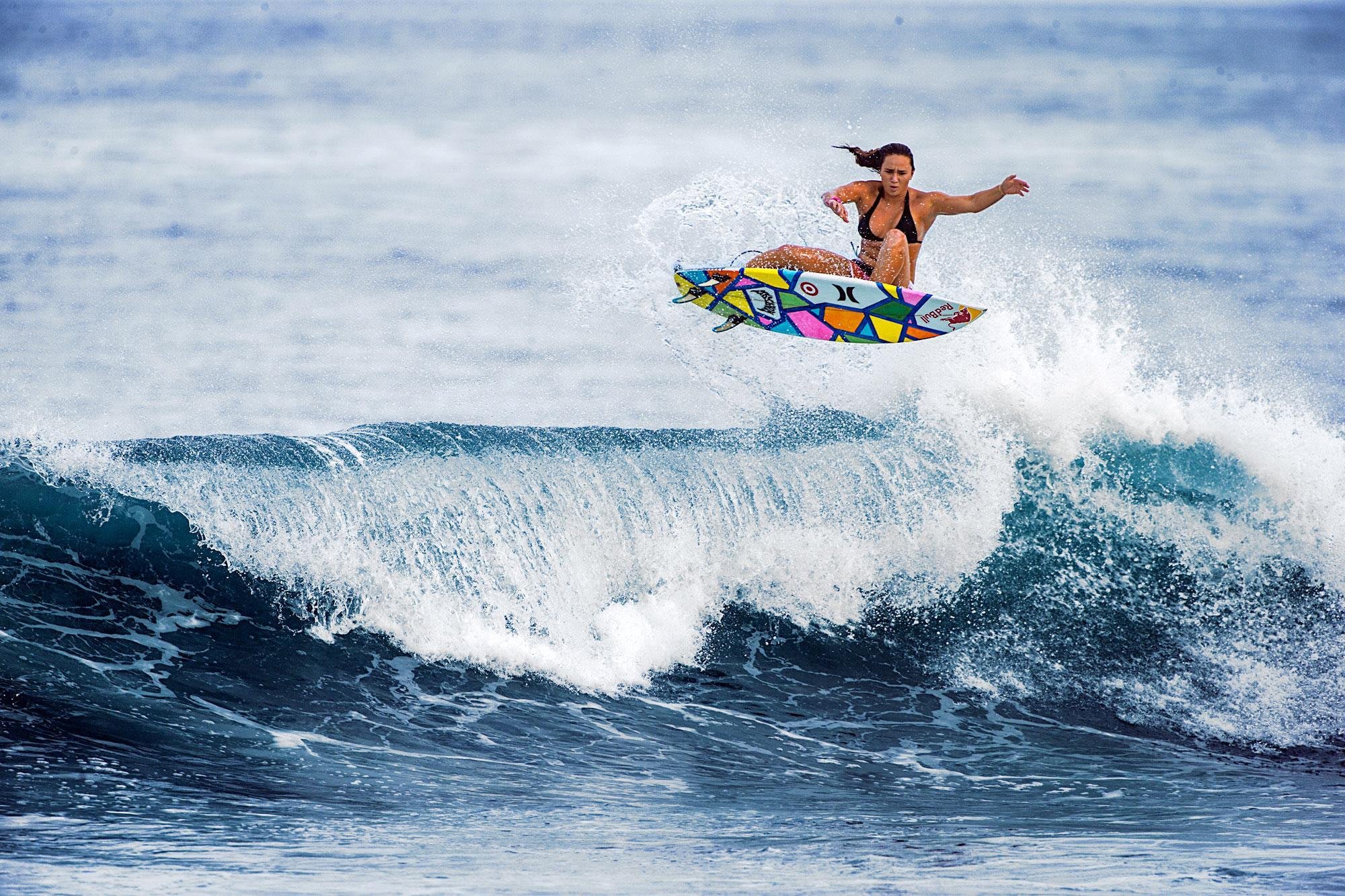 Девушка в волнах моря. Волна радостный. Серфинг вид сверху. Женщина вдохновение. На серфинг.