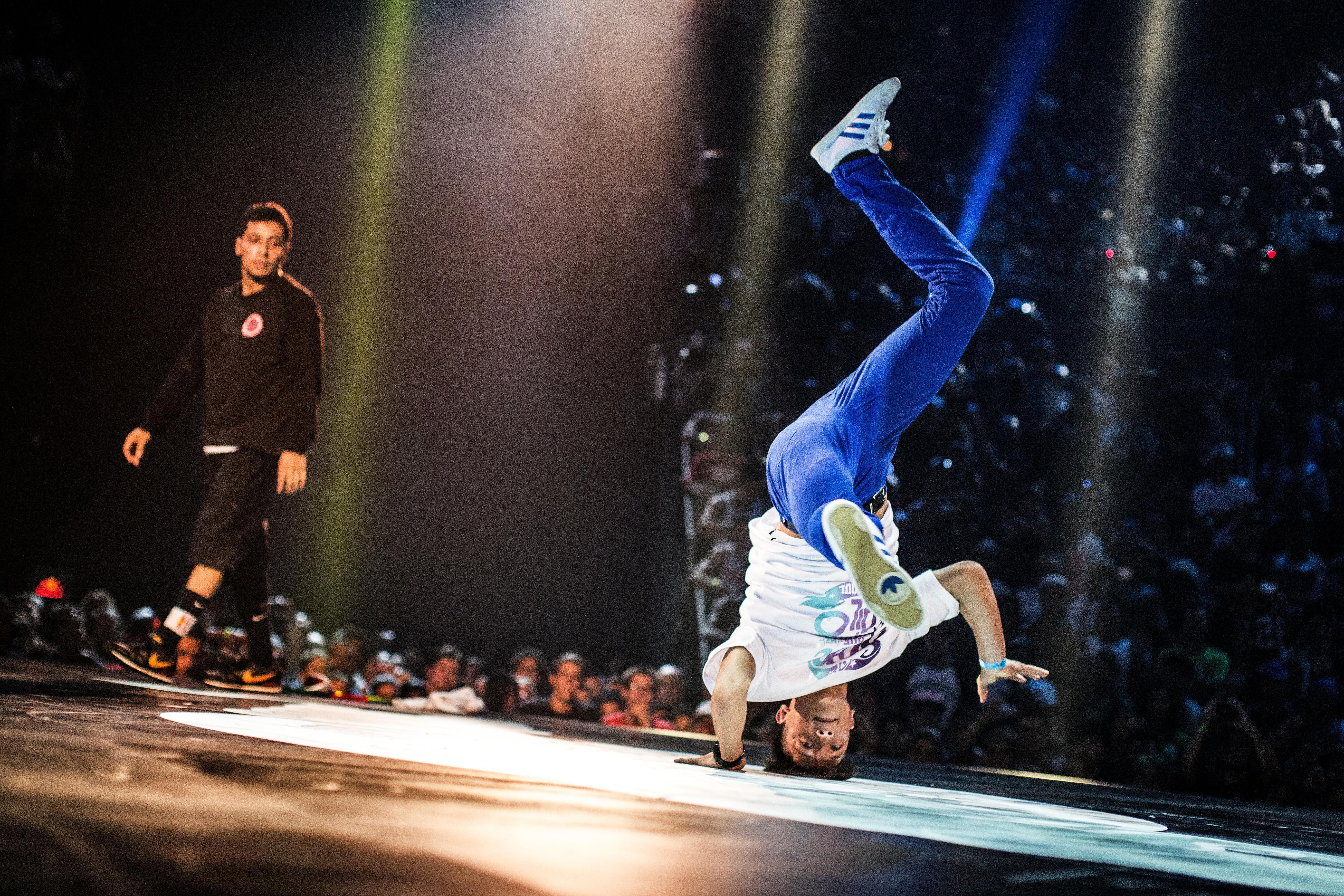 Амен брейк. Bboy Roxrite. Bboy Alcolil. Alcolil брейк данс. Red bull BC one.