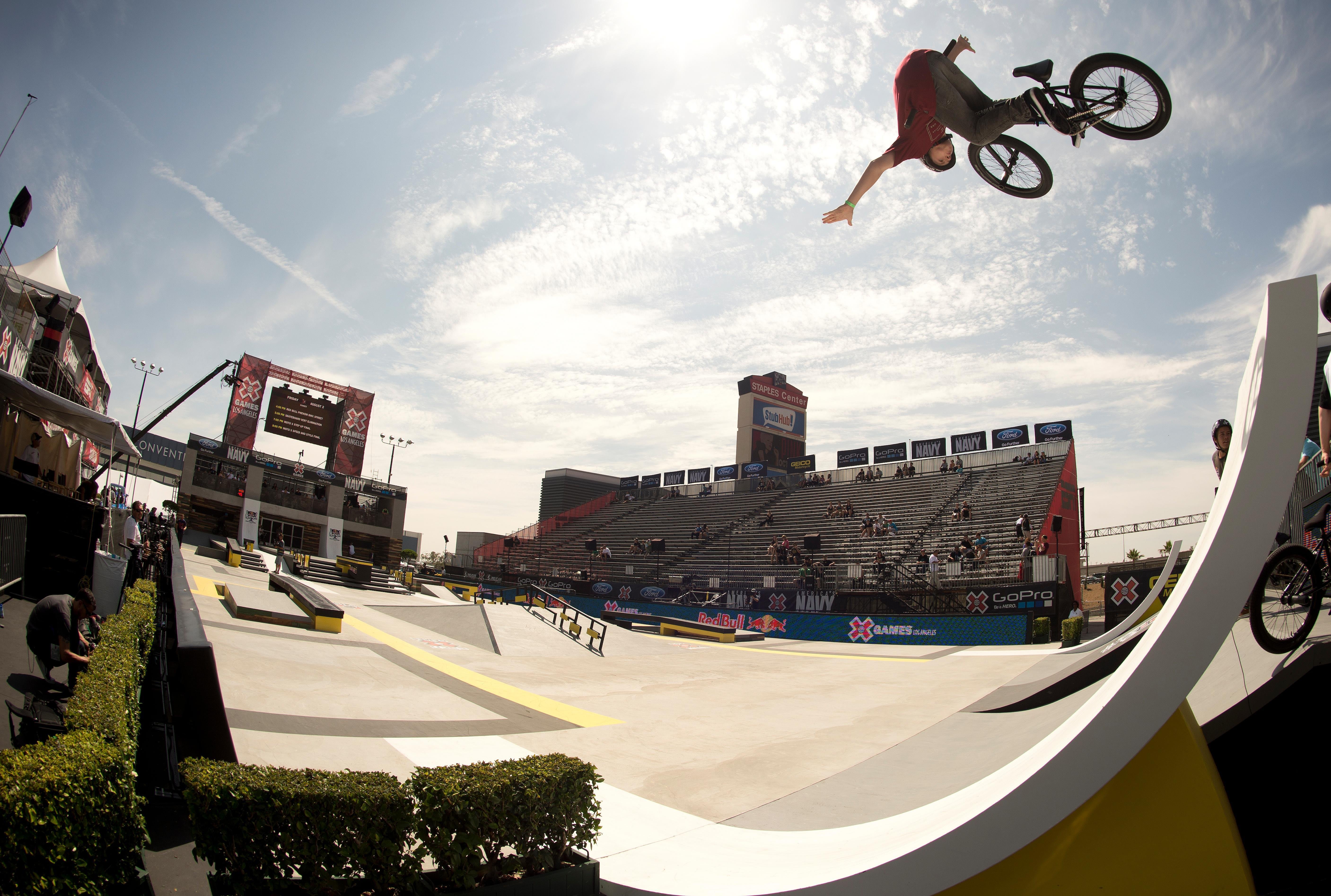 Экстремальные игры. БМКС ред Булл. Вёрт BMX. Ред Булл бмх Гордеев. Мега рампа ред Булл бмх\.