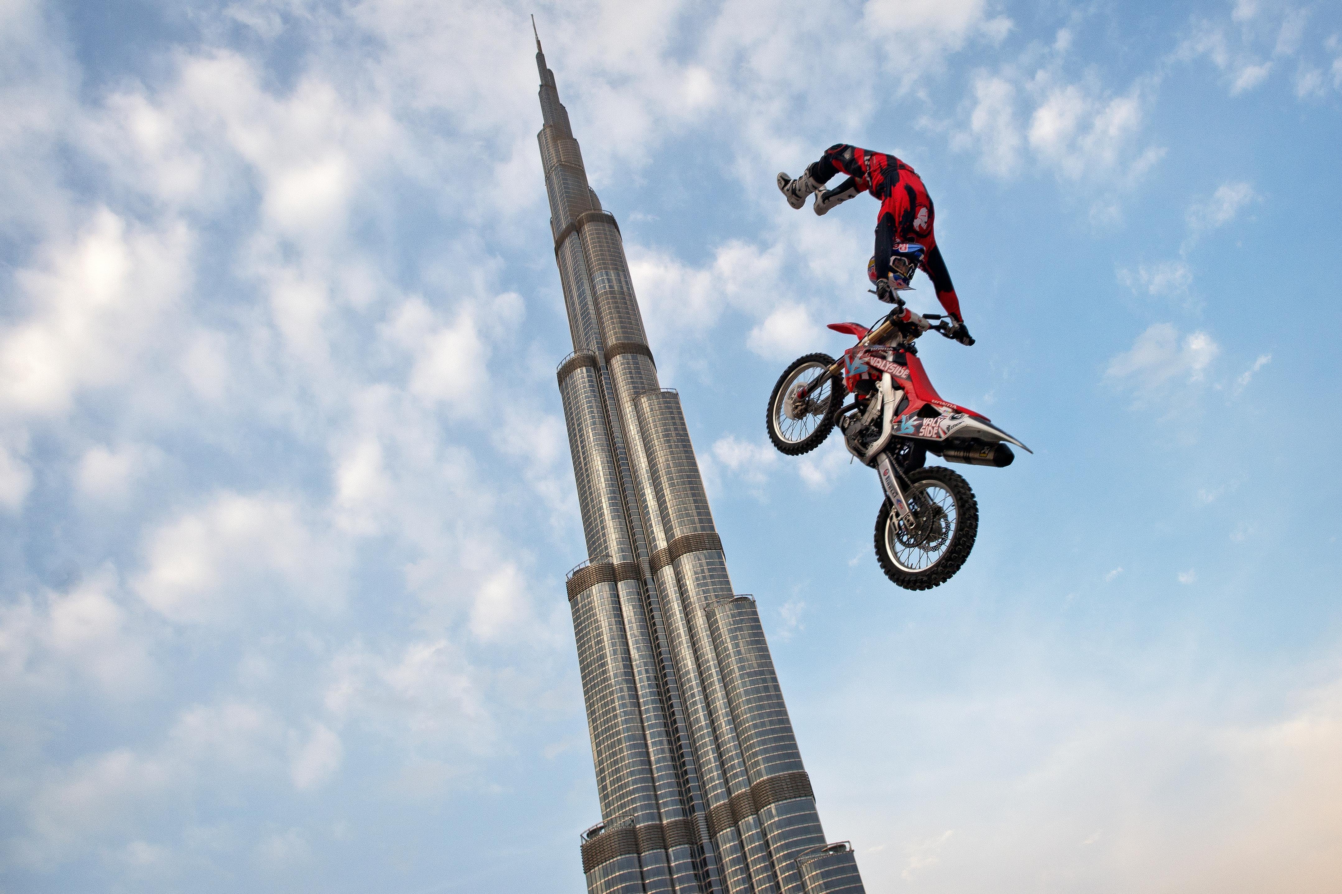 Big ride. Спортивный мотоцикл в Дубае. Ред Булл Бурдж Халифа. Red bull Dubai. Картинки ред Булл Бурдж Халифа.