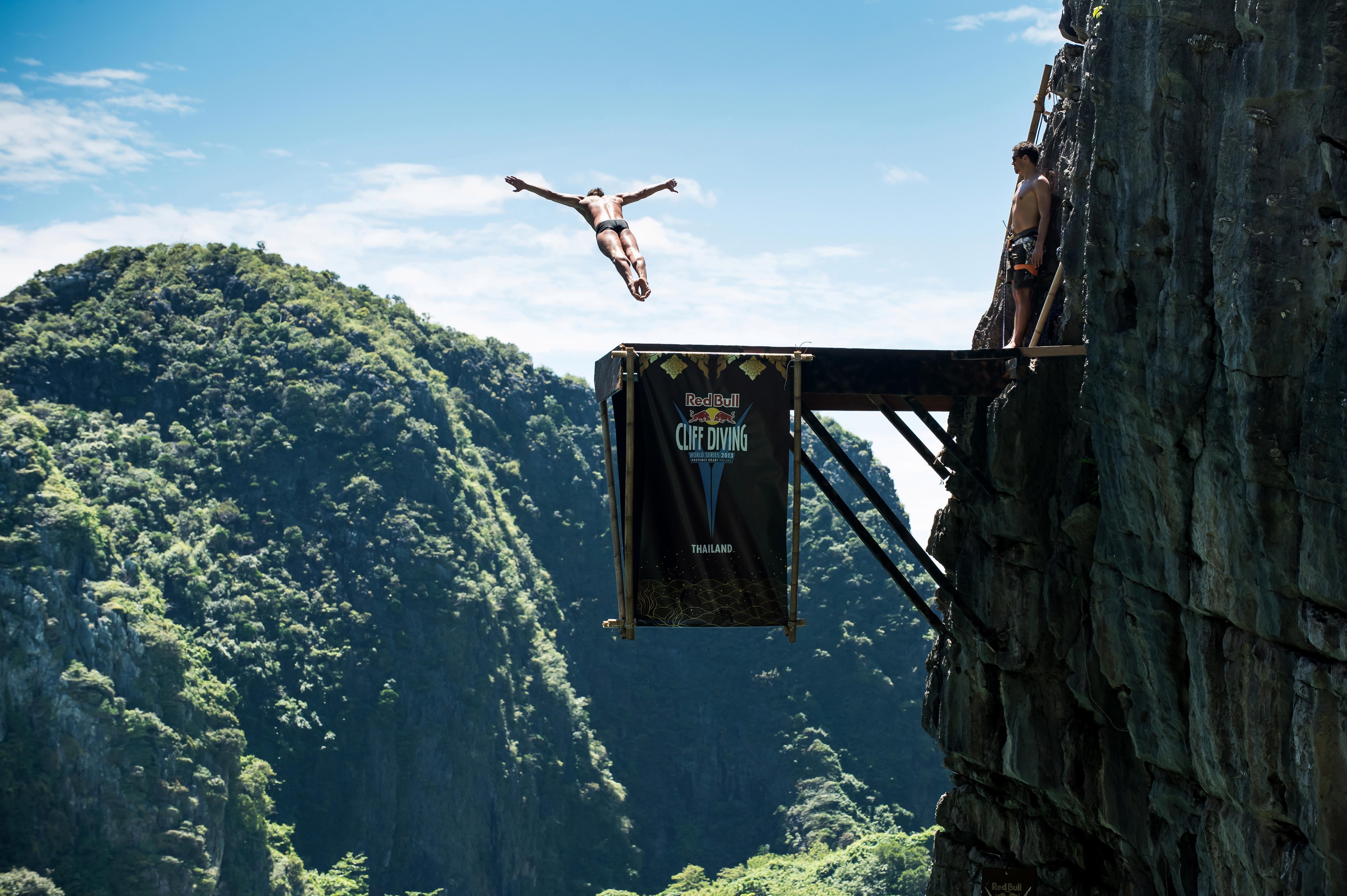 World cliff. Клифф дайвинг. Silchenko Cliff Diving. Red bull Cliff Diving. Редбул прыжки в воду.