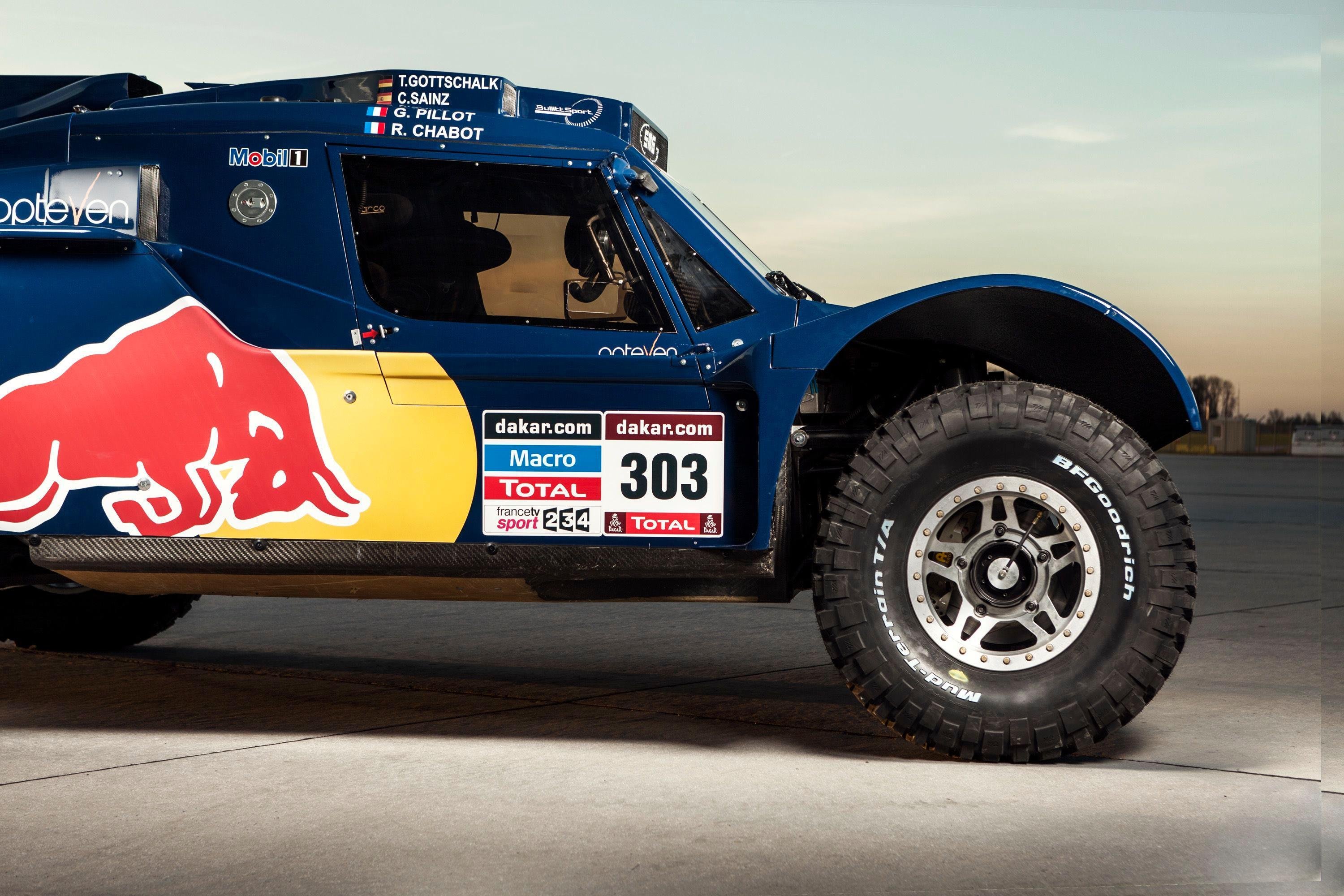 Red Buggy: A Dakar Machine