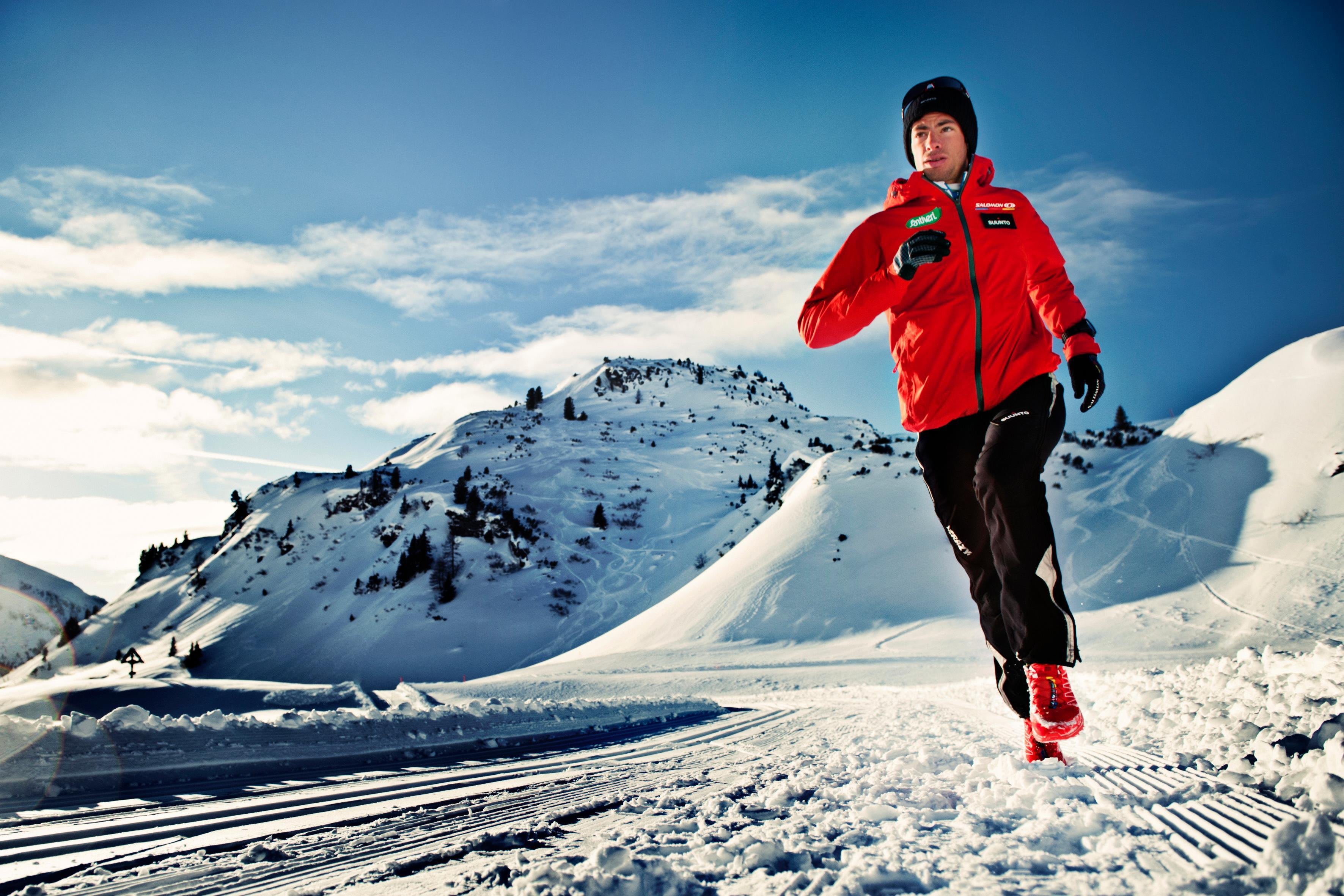 Спортсмены зима. Килиан Жорнет Эверест. Спортсмены. Спортсмен зимой. Спортсмен бежит зимой.