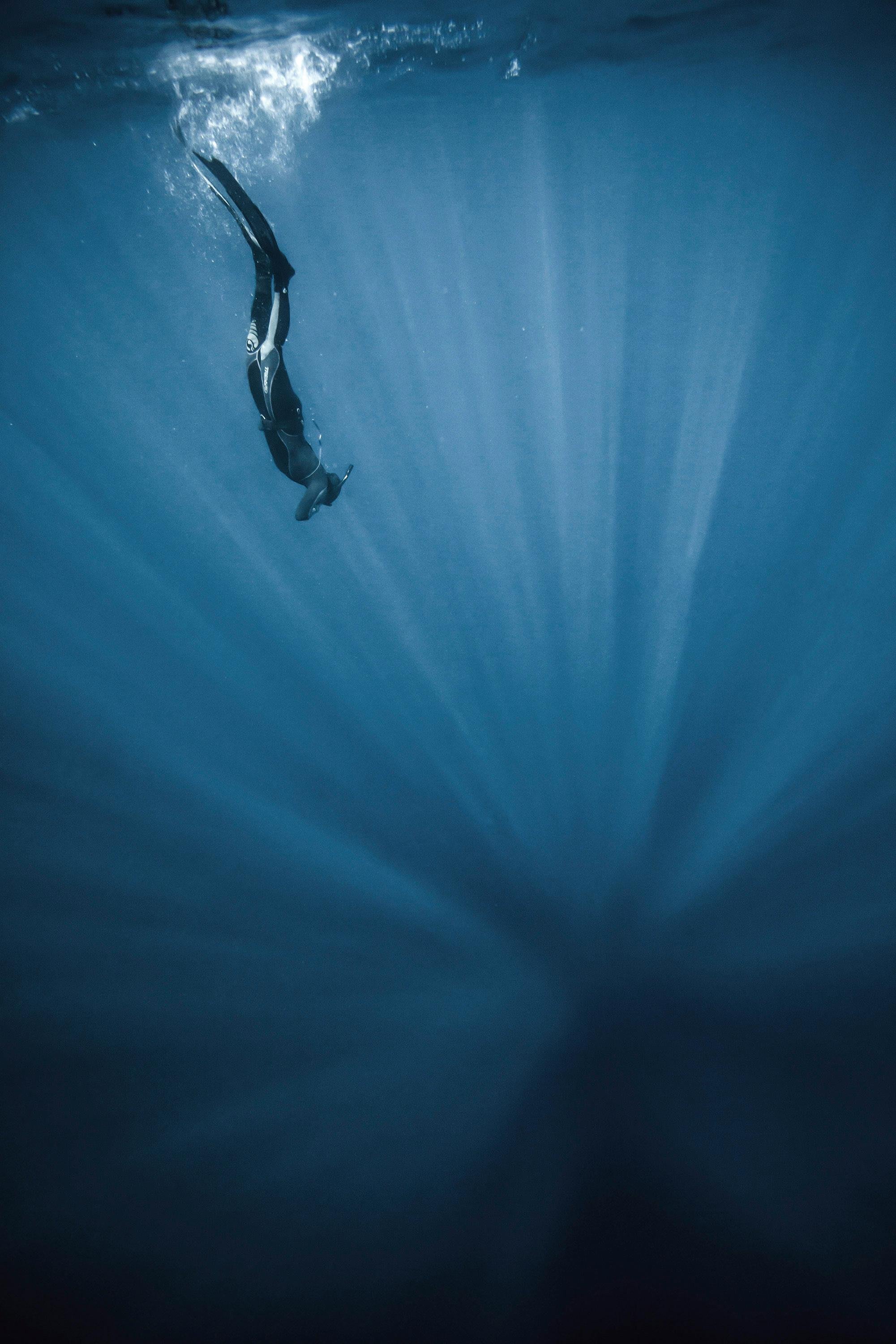 Бездна картинки. Погружение в воду. Падающий в бездну. Человек падает в воду. Океан под водой.