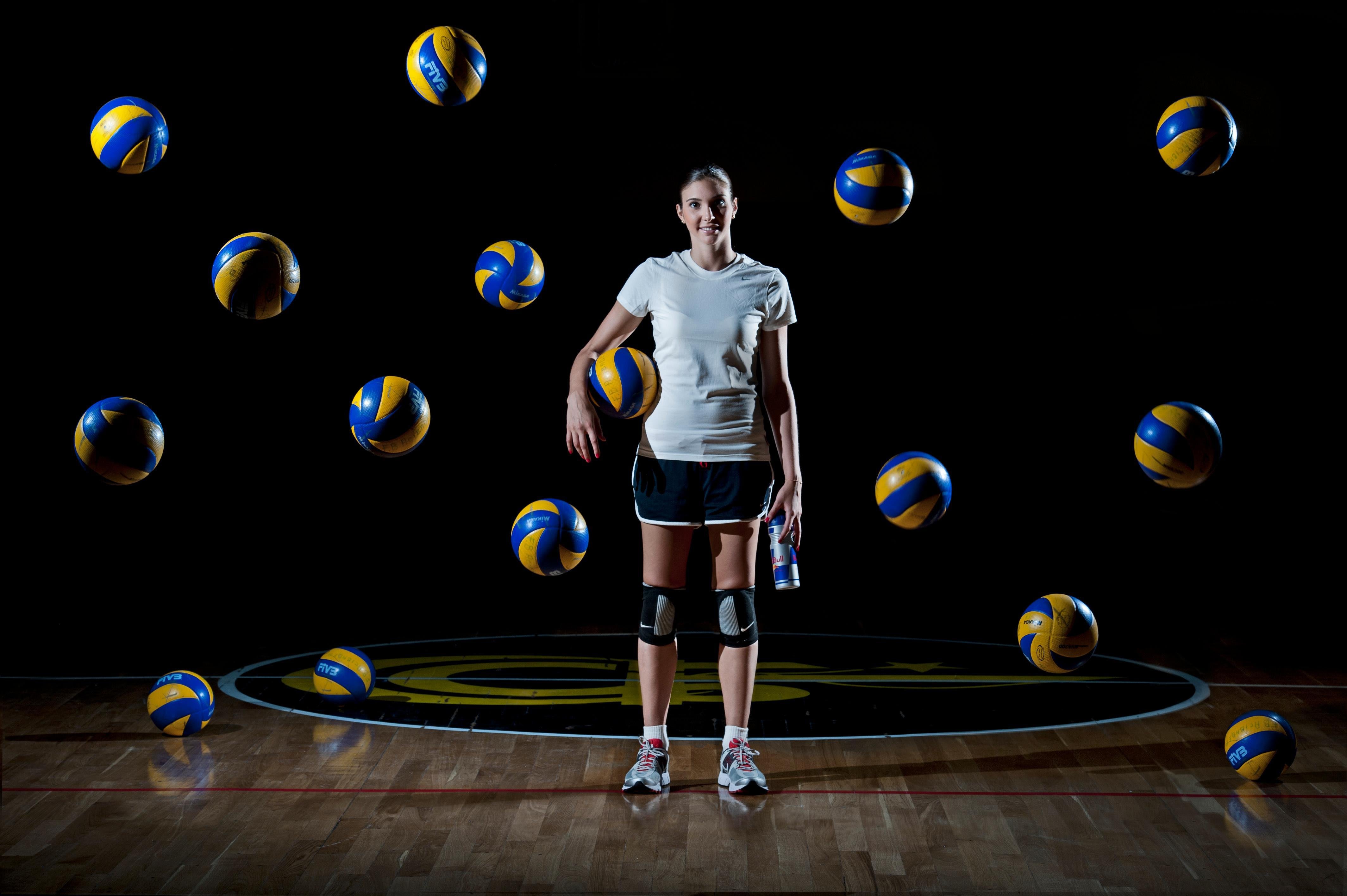 Jane is playing volleyball. Волейболисты в термобелье.