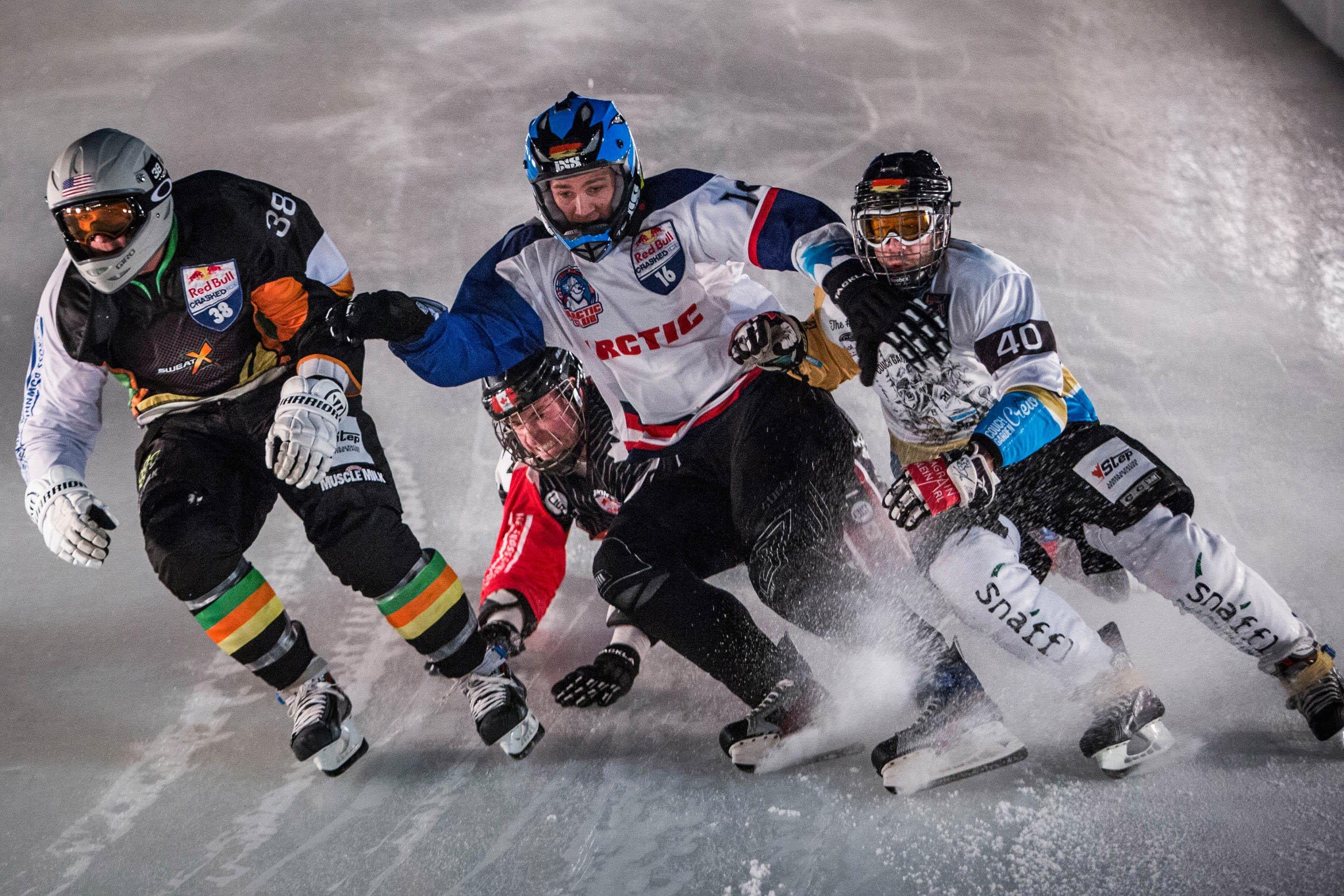 Айс кросс. Айс кросс даунхилл. Скоростной спуск на коньках. Ice Cross Downhill Москва. Спуск с горы на коньках Red bull.