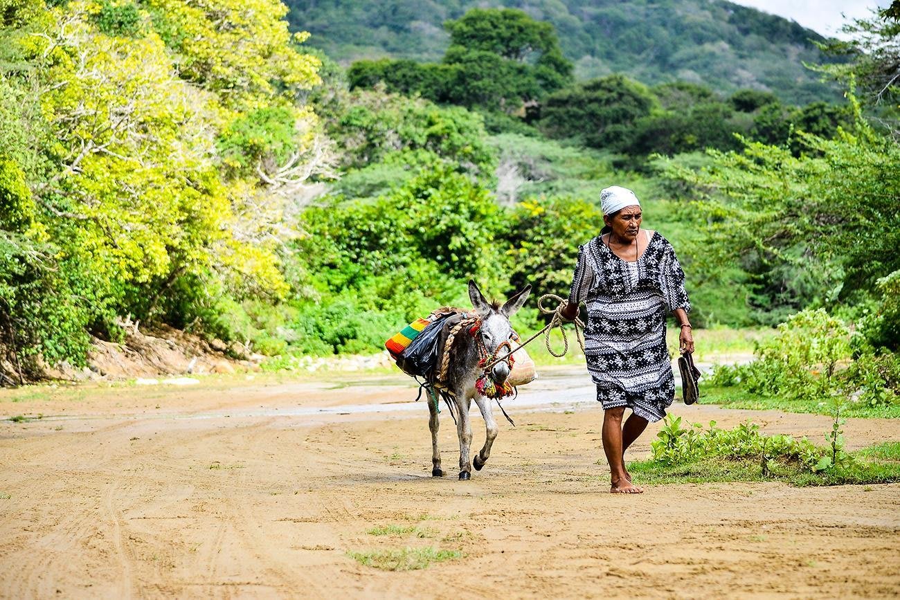 Mujer Wayuu trabajando en Nazareth