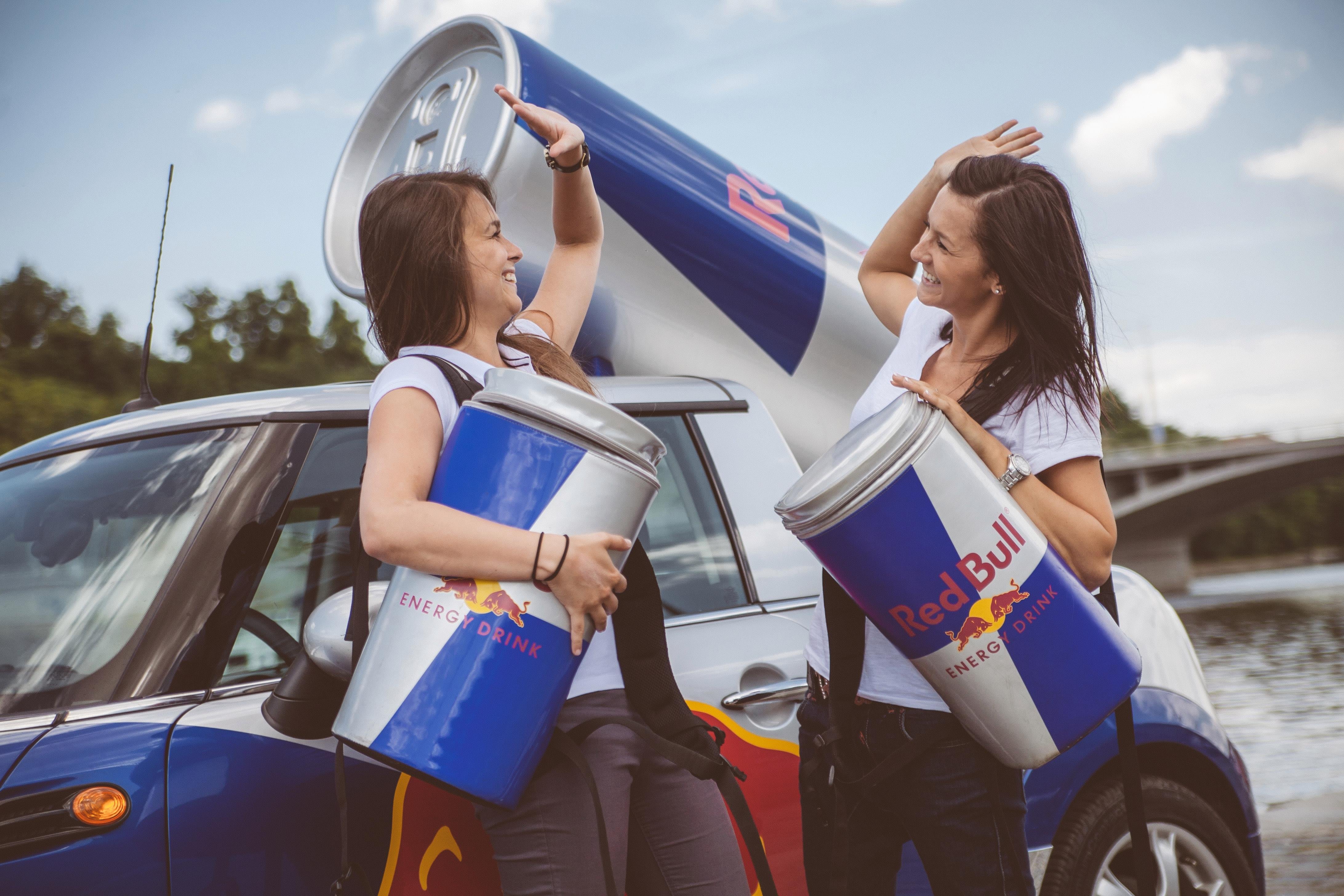 Redbull team. Сэмплинг ред Булл. Ред Булл и студенты. Ред Булл промо акции. Редбул Крылья.