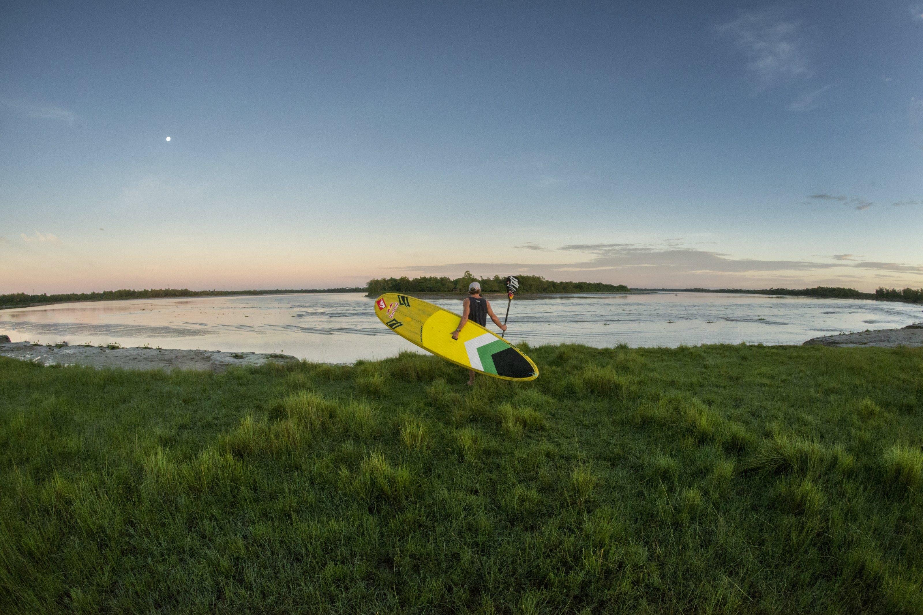 Robby Naish SUP-a na valovih v ustju reke Amazonke