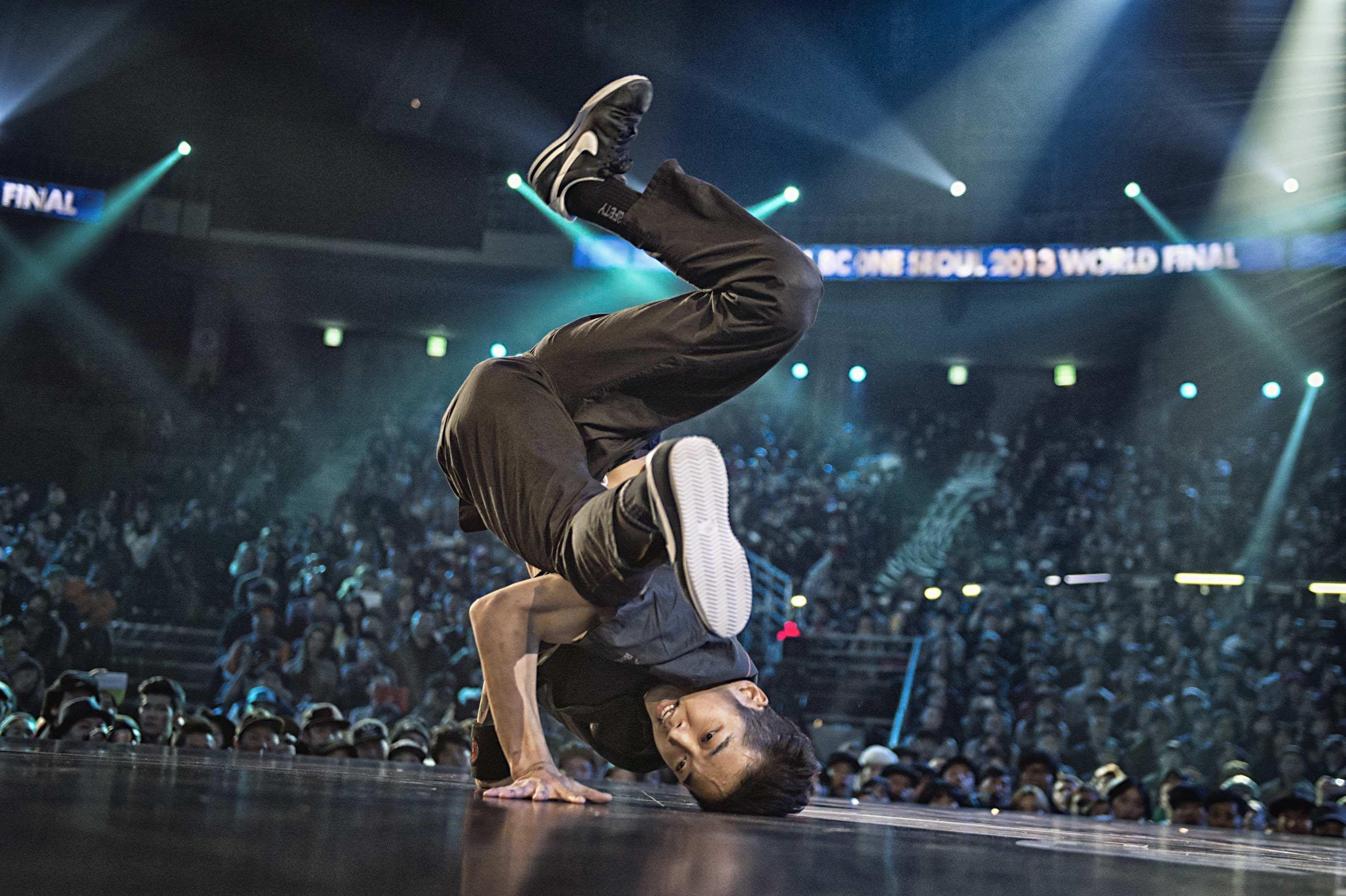 Би 10. Bboy Hong 10. Би бой Хонг. Хонг 10 брейк данс. Брейк данс Powermove Red bull BC one.