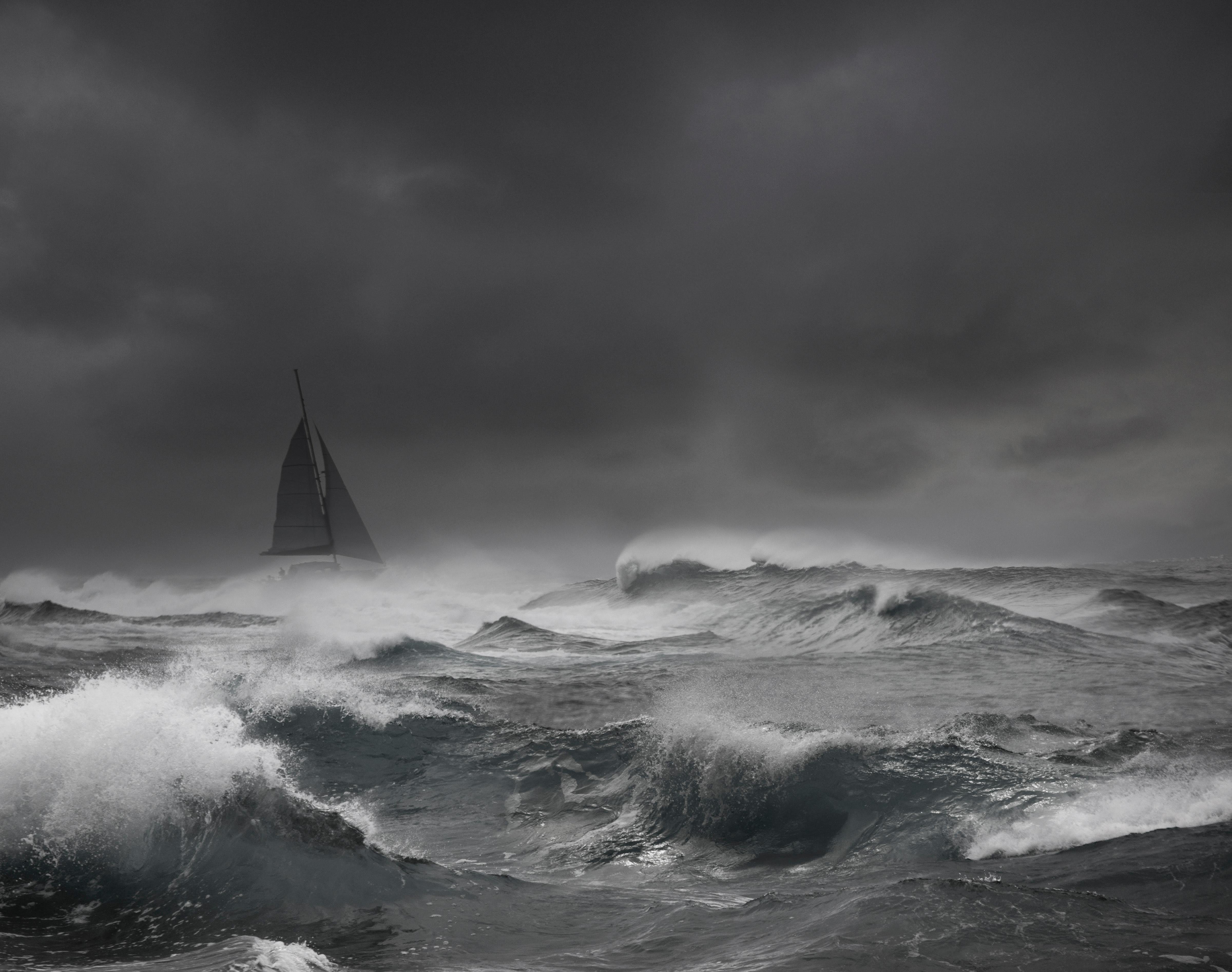 Далекий шторм. Море шторм. Корабль в шторм. Лодка в море шторм. Буря на море.