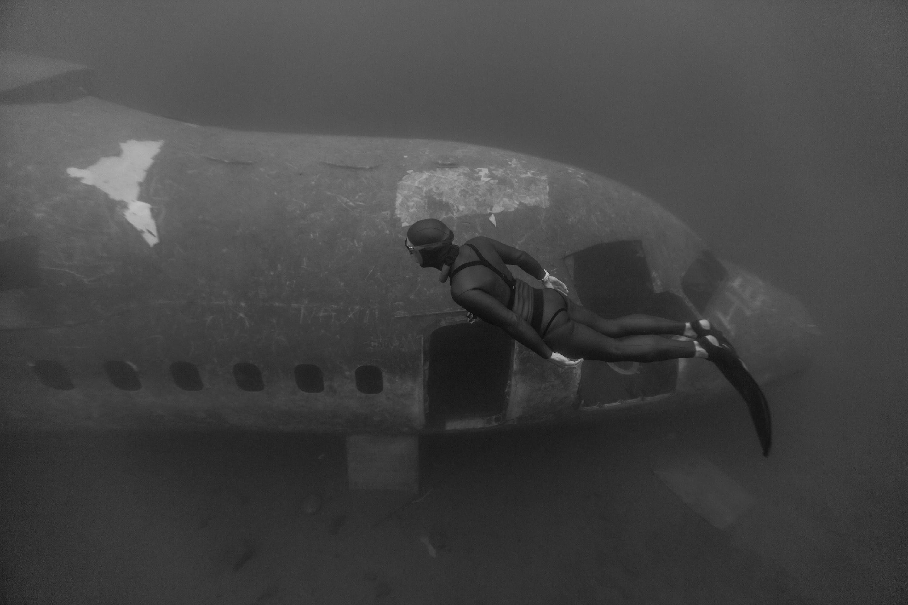 Адские ныряльщики. Самолет под водой. Затонувшие самолеты. Самолет на дне. Затопленный самолет.