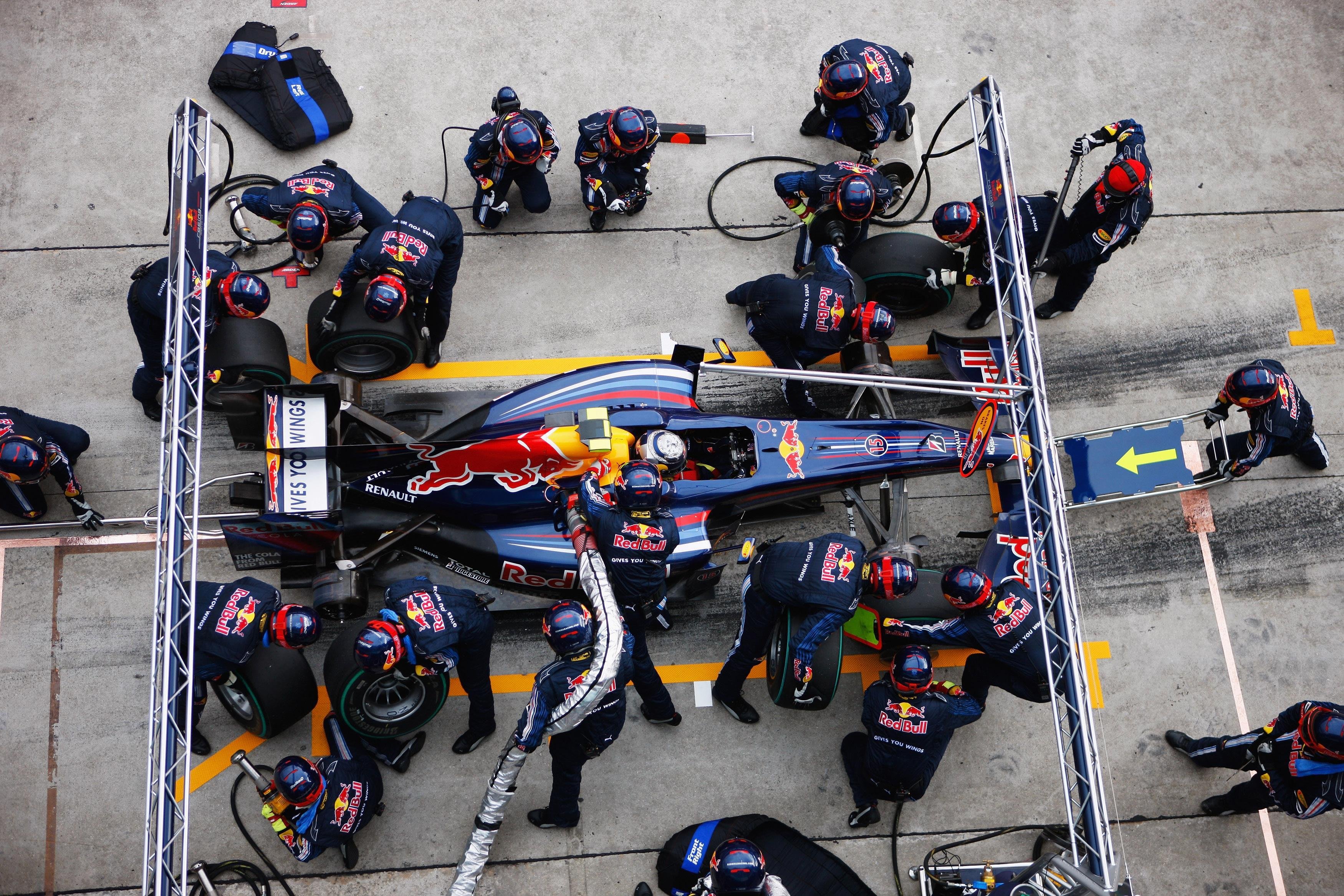 Pit stop. Пит стоп боксы. Табличка пит стоп на формуле 1. Smed формула 1. Формула 1 Pitstop Renault.