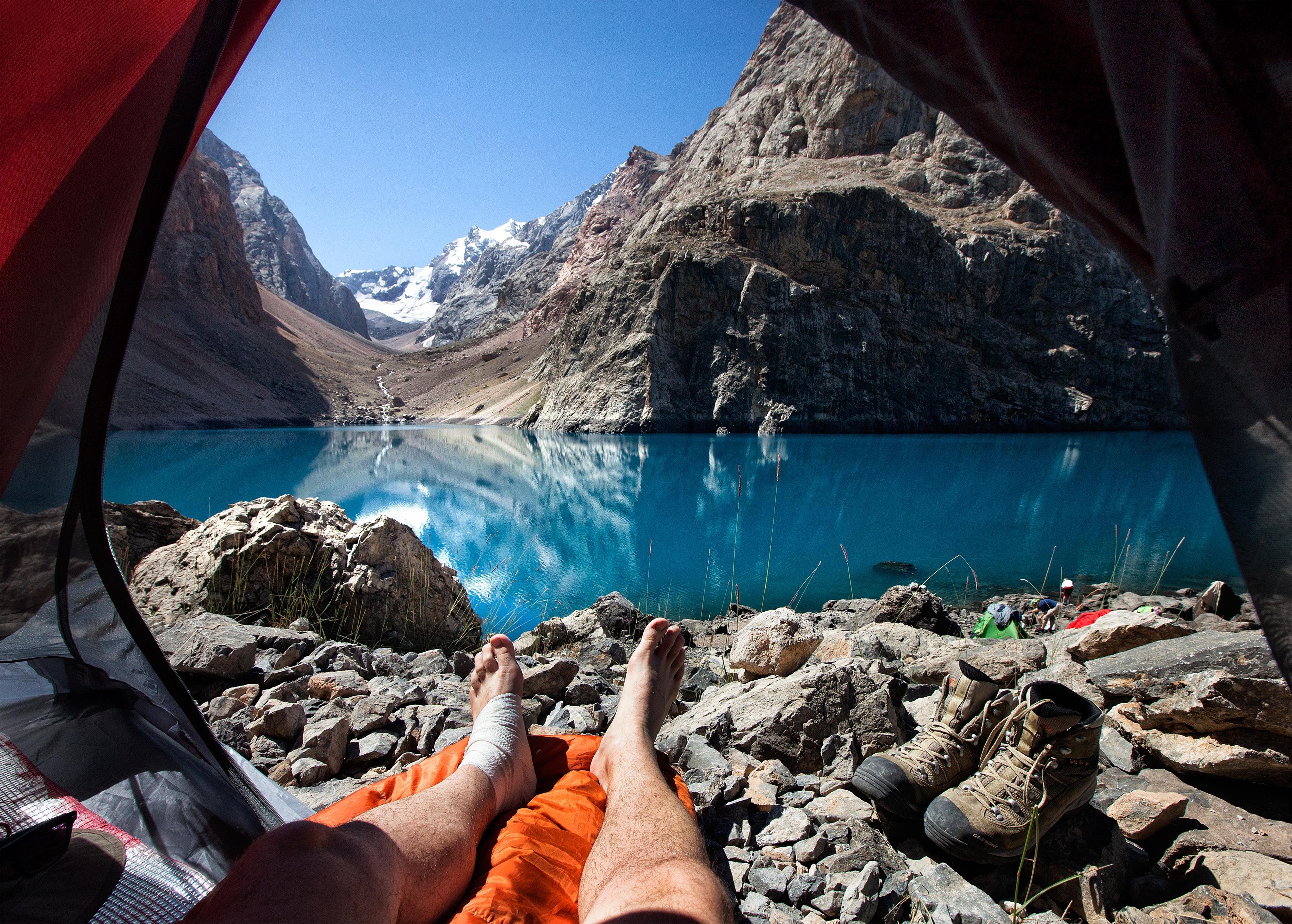 Непременно побывать. Озеро Алло в Таджикистане. Фанские горы большое Алло. Фанские горы поход. Красивый вид из палатки.