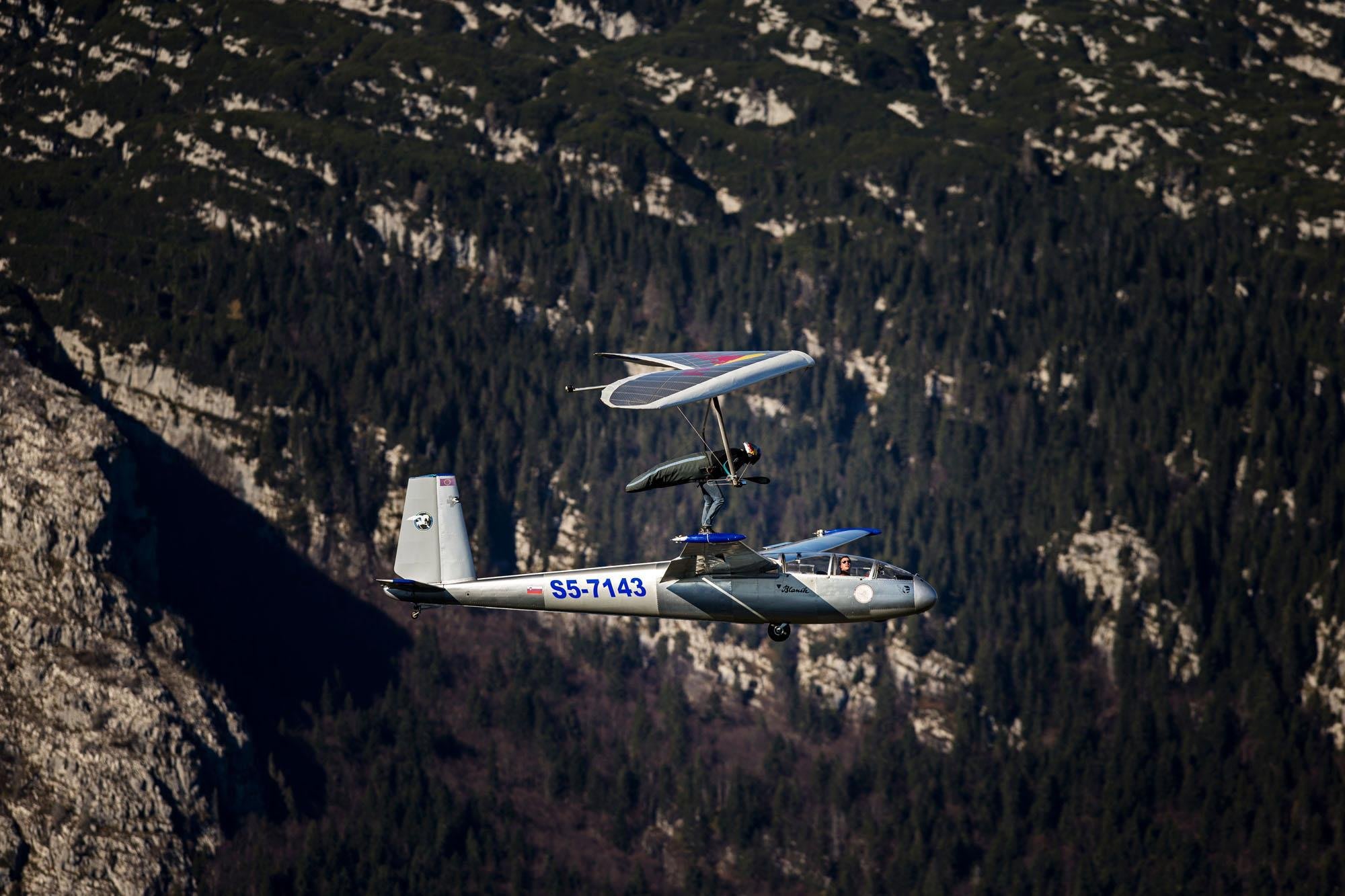 ハンググライダーで飛行機の上に着地する方This is how you land on an aircraft