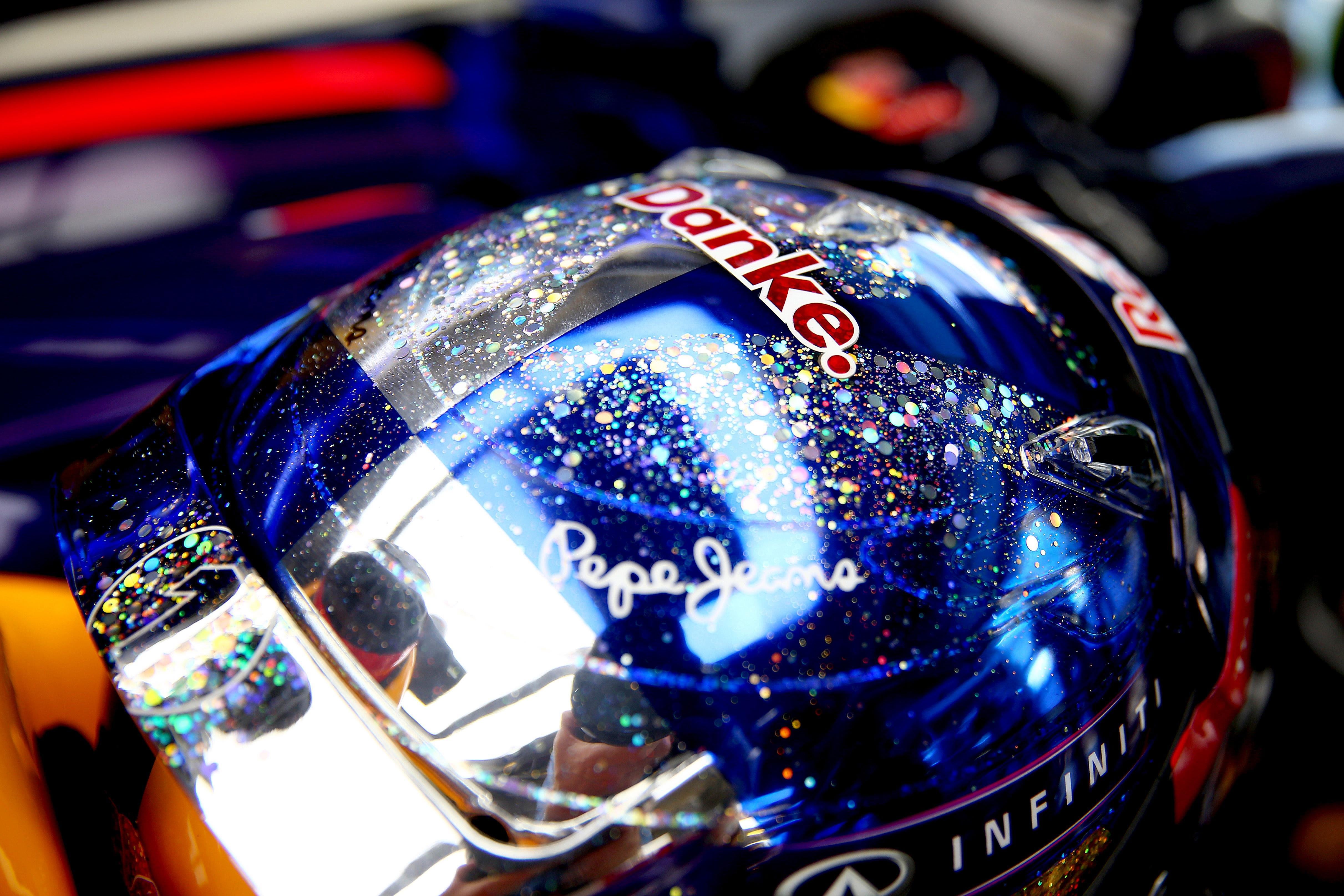 F title. Sebastian Vettel Red bull Helmet. Шлем Arai GP-6s. Russell 2022 Special Abu Dhabi GP Helmet.