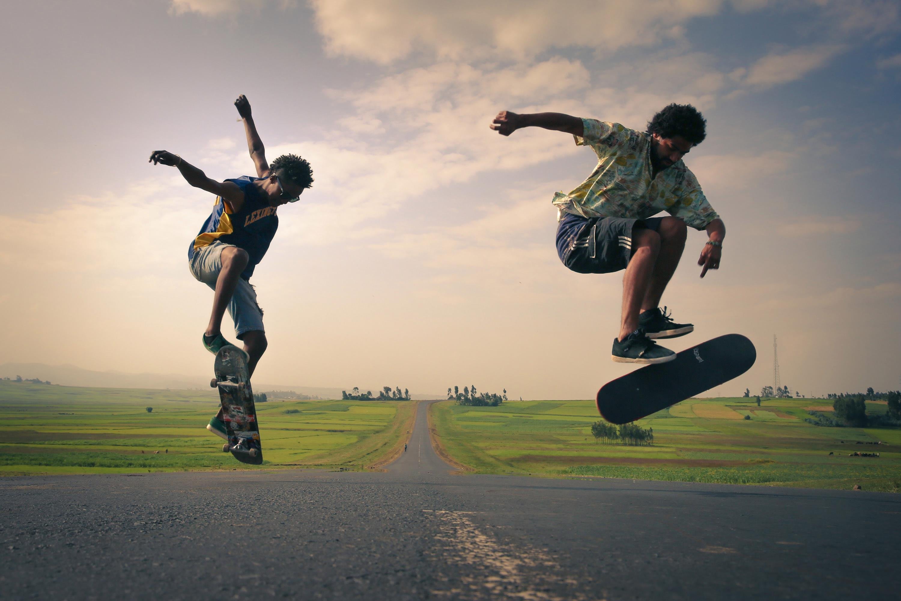 Skateboarding. Международный день скейтбординга. Международный день скейтбординга 21 июня. Подростки и экстремальный спорт. Верт на скейте.